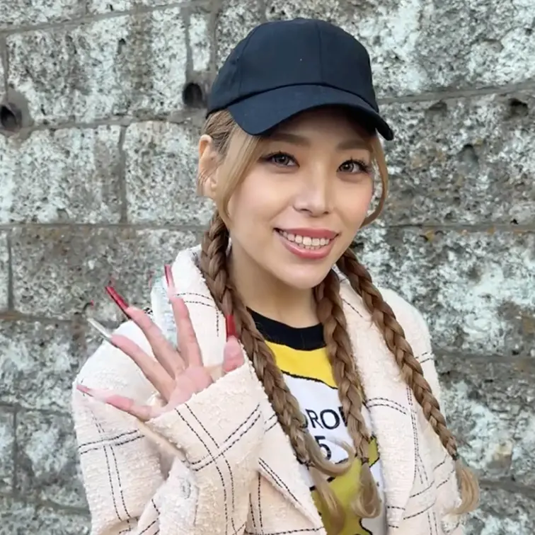 #330【ANNA 25歳】
今回ストリートスナップに協力してくれたのは、CHANELのジャケットがオシャレなANNA