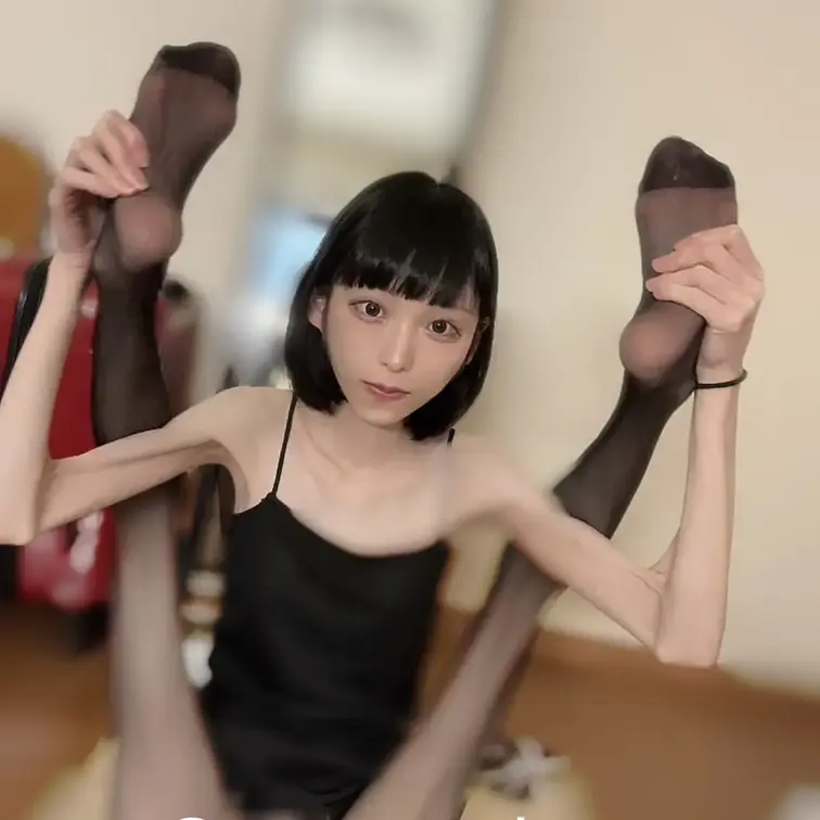 ボディコンパンスト軟体フェチ動画です！
🎞⟡.·3:03

ワンピースを脱ぎ、ボディコンパンスト姿になって体の柔ら