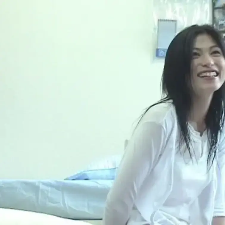出会って１ヶ月の人妻。３２歳の琴音さん。外でお茶するだけだったのだが、僕の自宅に来ることに…「ドロドロするのは嫌だけど、割り切った関係ならいいじゃん」との事。「楽しければいいじゃん。時間がきたらバイバイみたいなねっ」旦那さんとは月１でＳＥＸはするみたいだが、欲求不満なのだろうか…　「ほらっ、目を見て…」と言うと彼女のほうから迫ってきた…