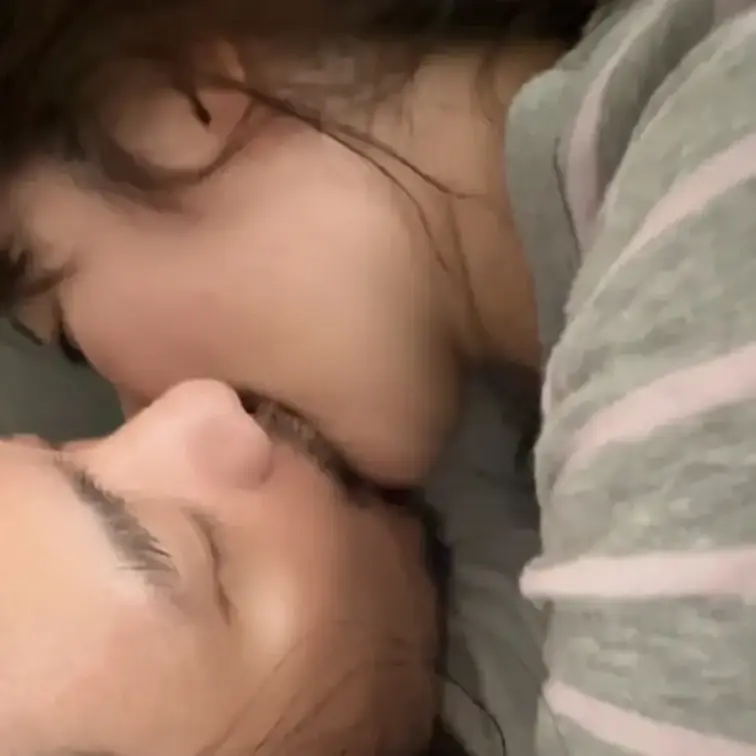 シルクの純白のショーツ越しに触ると妻の身体が凄く反応する。
おそらく履き心地が良く、触られ心地も良いんだと思われます。