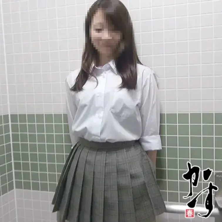 【夏盛り女子】若いカラダに立ちバックや座位で生チ○ポをブチ込み！最後はお尻にドピュ～♪ヤバすぎてたまらんエロさですｗ
