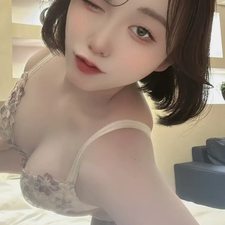 はじめまして、「もなち」こと久白もな🐳です♡

普段は池袋の💋で働きながら、イメージビデオの撮影などをしています🎥✨