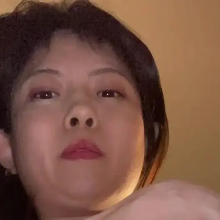 全裸のまこを下から撮影した動画です。
胸やアソコをじっくり見てね〜
目のやり場に困っちゃう！！