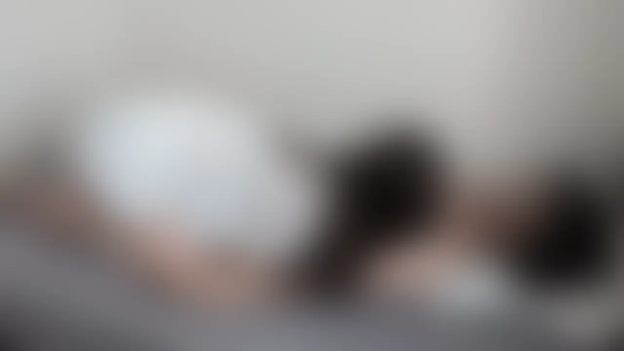 リモートワーク中にムラムラしてえっちしちゃいました(//ω//)
会社の人たちは仕事中に中出しされてるとは思わないよね…♡ (2/2)
