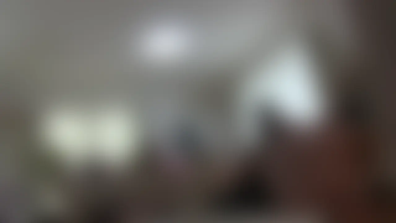 ちょっとヤバい動画が撮れました。
秋●原とか滅多に行かないんですが、千葉に住んでる知り合いとそっち方面で会うことになって、飲んだ帰り道に酔った勢いでJ●リフレなるものに行ってみたんです。

あの日、大通りからちょっと入った裏路地で制服姿の女の子に声をかけられました。
「お兄さん、お兄さん、少し遊んで行きませんか〜？」って。
なんか以前こういうのをテレビの情報番組で見たことがあって、急に捜査官とか出てきたらやだなって思いながらも値段だけしっかり確認して行ってみることにしました。

ぼったくられないように、携帯用の小型カメラにそのやりとりをおさめておきました。
言った言わないになると厄介なんで。

で、お店に移動した訳ですが、声をかけられた場所からお店が結構遠いんです。
土地勘がない上に、店が普通のマンションの一室だったので自力でもう一回来るのはなかなか困難なほどでした。

でもその反面、お店はすごくキレイで明るいという良い意味でのギャップ。
店員もきさくで威圧感もなく優しい感じの方でした。

ざっと説明を受けて入店。
裏オプがあることもそこで知りました。

基本的にはマジックミラーを挟んで、やりとりは紙に書いて渡すというもので、マジックミラーは向こうからは見えません。

なので、持っていた例の小型カメラで撮影してみることにしたんです。
内容的には、オッパイ見せ、オマンコ見せ、手コキ、フェラという感じです。

ぶっちゃけここの店、最後までできそうです。 (2/2)