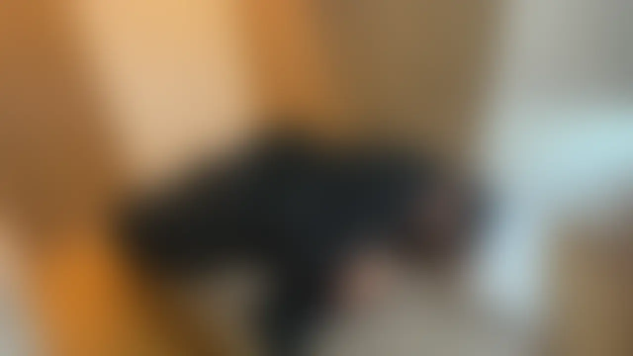 まるで盗み見られているみたいなプライベート感たっぷり🫣
旦那には言えない、人妻の秘密㊙️🤫
寝バックで奥まで突かれながら、同時にクリを責められて、我慢できずに絶頂を繰り返してちゃった❤️
生々しい声もそのまま収録😘 (2/2)