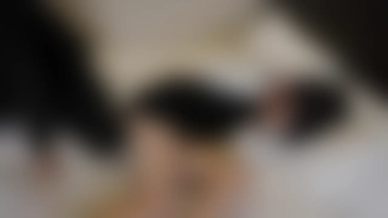保育士の癒し系美女と密会。普段“先生”してる姿とのギャップがずるかった。
最初はDMで保育士と聞いて、
“優しそうなお姉さん”くらいのイメージだった。
でも実際会ってみたら、
想像以上に空気感が柔らかい。
声のトーンとか話し方とか、
人を安心させるのが自然に上手いタイプ。
待ち合わせの時点で、
なんか変に緊張ほぐされる感じあった。
仕事柄なのか、
相手の話聞くのも上手いし、
リアクションもちゃんとしてくれる。
気づいたらずっと話してしまう感じ。
しかも保育士って、
普段ずっと“先生”でいなきゃいけないからか、
プライベートになるとちょっと気が抜ける瞬間がある。
そのギャップがかなり良かった。
だからそれをイジると、慣れていないのか、
「それお子さま扱いしてるでしょ笑」って拗ねたり、
意外と甘えた空気出るのが反則。
あと、
接客業をしてる人特有の、
優しい触れ方とか距離感が妙にリアル。
自然なのにドキッとする瞬間多かった。
移動した後も、
静かな場所でゆっくり話してる時は、
もう完全に“先生感”消えてた。
普段しっかりしてる人ほど、
オフの姿とのギャップが強いんだなって思った一本です。 (2/2)