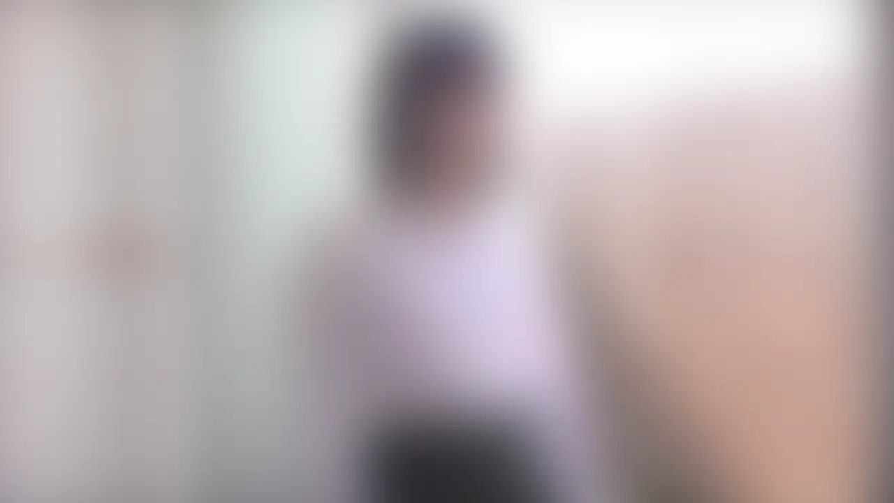 チェックのプリーツスカートに白の長袖シャツを着て泥んこ遊びした後は切り裂き。泥だらけのチェックのプリーツスカートとシャツをビリビリに切り裂いていきます。 (2/2)