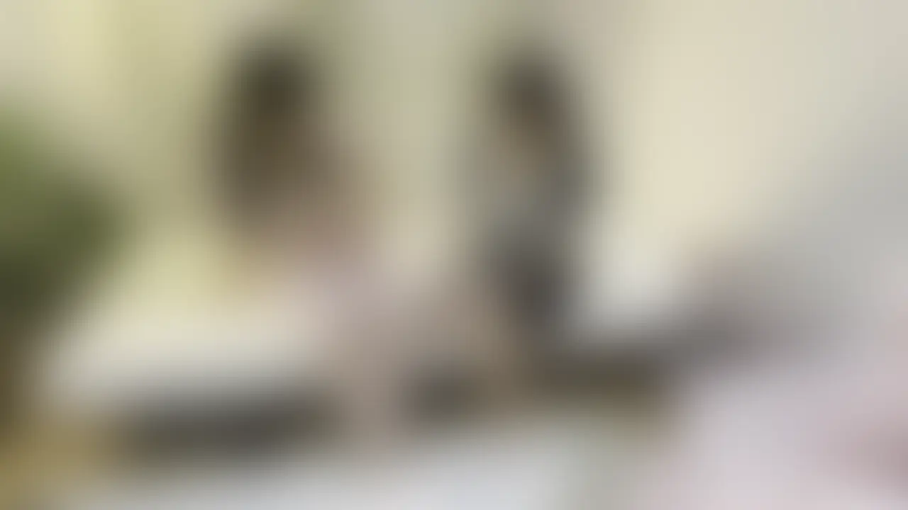 親友女子同士の電気アンマ!鼠蹊部くすぐり!マッサージ機責め!ららちゃんがキキちゃんを責めたおす!
親友同士のららちゃんとキキちゃん。色違いのミニワンピのお揃いのコーデで出かけた後に部屋でまったりしている ららちゃん黒、キキちゃんがピンク。二人の性格を表してる様なコーデだ。 ららちゃんがキキちゃんにマッサージしてあげるから横になりなよ。とベッドに寝ることを促す キキちゃんは何の疑問もなくベッドに横たわると らら「まず足を肩幅に広げるのwリラックスして?」というと 股間に右足を差し込むw「えっ?」と言うキキちゃんを尻目に足を振動させはじめたw 敏感なキキちゃんはららちゃんの電気アンマで逝かされてしまったw もう一個あるwと言うとマッサージ器を股間に当てる荒業に出たw 親友同士と言うことでキキちゃんの弱点を知り尽くしてるららちゃんは逝ったばかりのキキちゃんをくすぐって楽しんでいるw そして、ここから本格的な責めに入るのだろう。ベッドに用意してた手枷をして固定して 電気アンマ、鼠蹊部くすぐり、マッサージ機等で敏感なキキちゃんを弄び楽しむららちゃんw w w パンツ丸出しで悶えまくり逝かされるキキちゃん… (2/2)