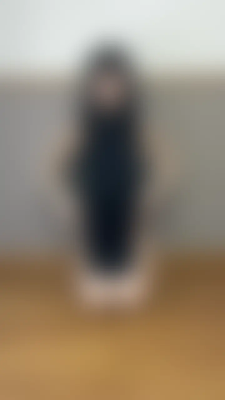 先に【いいね&保存】してもらえたら嬉しいです🥺💕
顔出しなしver
セクシーなチャイナドレスで、こっそりローターを当ててたんだけど…
気持ちよすぎて、声が我慢できなくなっちゃって…💦
そのとき…隣の部屋から声が聞こえてきて、、、
帰ってきたみたいで、完全に聞こえたと思う。私の声…🫣💦
よく聞いたら途中から隣の人の声が入っていると思う💦
恥ずかしくて止めた方がいいのに、体はどんどん熱くなって、
興奮が抑えられなくて…
最後は、大きな声を出してイッちゃいました。
ご近所さんにバレちゃったかもって思うと、今でもドキドキしてます…
でも、よかったら…こっそり覗いてみてください💗 (2/2)
