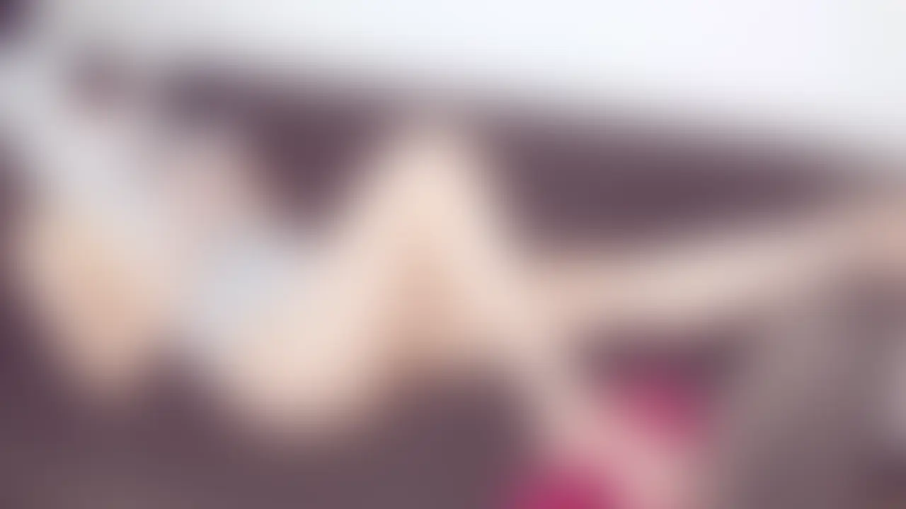 [saya 妄想#011] ソファに沈む、バニーの静寂


saya、21歳。昼は清楚な女子大生。
けれど夜は、誰にも言えない風俗嬢の顔を持つ。
学費のために始めたはずが、男に見られることで高揚を覚えてしまう。
清純と背徳、その狭間で揺れる彼女の物語――。


…もしかして今、あのビルで、ひとりで淫らなことをしてるのかもしれない。


撮影スタジオの照明が整えられる中、
saya はバニーガール姿のまま、ソファに腰を下ろしていた。
派手な衣装の奥で、心だけがまだ現実に戻りきれない。
カメラが向くその瞬間を待ちながら、彼女は静かにまばたきをした――。 (2/2)