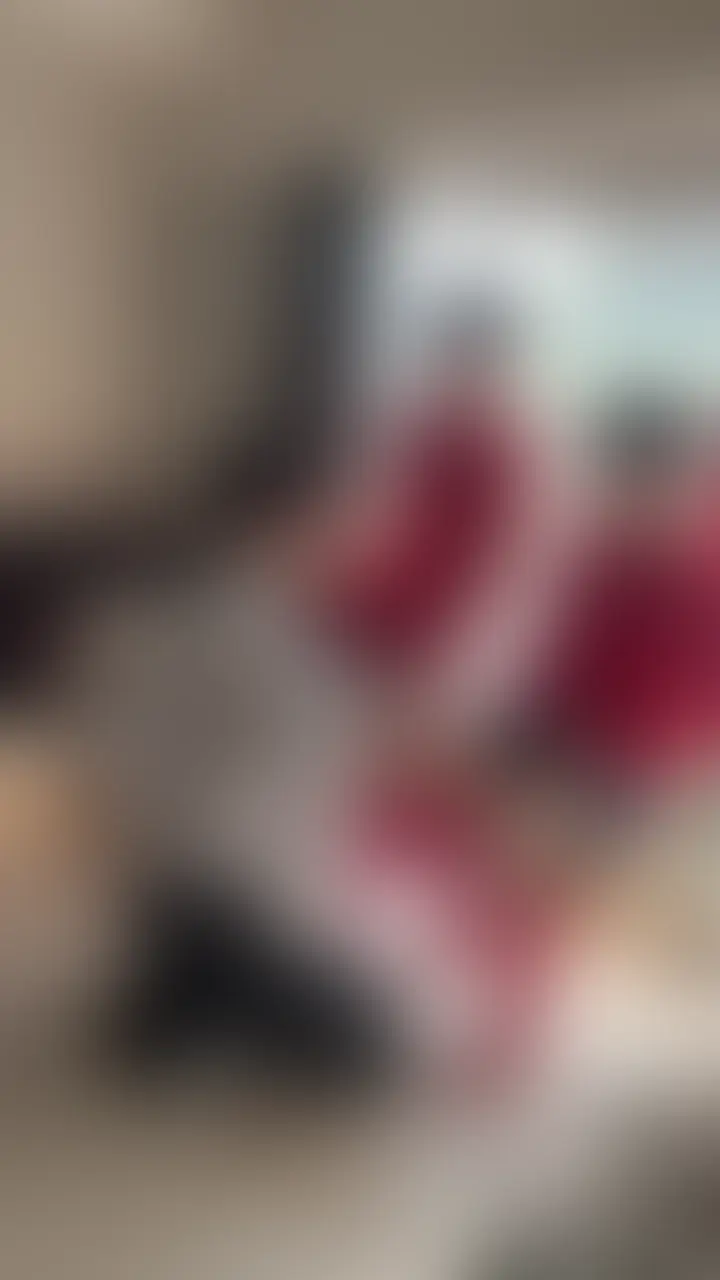 「スーツ姿のまま、ユニフォームの2人に囲まれた男」前編 sample 1
