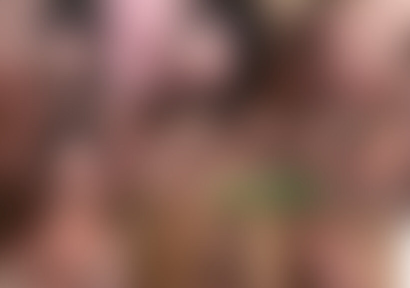 動画を見てもわかります体格は小さいですが出るところはちゃんと出てて立派な美形の人妻です。
そしてお金にすごく困ってるらしくハメ撮りも中出しも了承してますが凄く嫌そうです。
おそらくキモ親○○○に体触れられるのも嫌で生で入れられるなんて死ぬくらいの状況なのがハメ撮り前のインタビューの表情でもはっきり判ります。
しかし撮影する方からすると凄く興奮物なのですが、愛撫などしても濡れたりしないと思うのでフェラで大きくしてもらったらローション塗って生で挿入開始。
体がこれほど小さいとオマ○コも小っちゃくって凄まじく気持ちよい！。
そして無表情で生肉棒を受け入れるのを見てるとすぐ限界にちかくなって・・・・。
一応確認で「中に出してください」っと言わせ中出し承認の証拠を記録し溜まってる精液を膣奥に多量射精開始！。
出てるの判る？っと聞くと「ドクドクしてる」っとそっけない返事、もう最悪な気分なんでしょうね（笑）。
肉棒を引き抜くとオマ○コから中出しされた証拠の真っ白い精液がシーツまでど○○○っと。
このあとちょこっとだけ休憩し、射精後の汚れた肉棒をお口で掃除フェラ、ジュボジュボ音をたててご奉仕するところもばっちり記録しご紹介。
２発目は騎乗位で中出し！、射精が終了し彼女が腰を上げると精液がボトっと。
射精後の肉棒を再度お口できれいにしてもらってる最中にお口で３発目の暴発！。

こんなちっちゃな人妻が性のオモチャにされてる動画は見ものです。 (2/2)