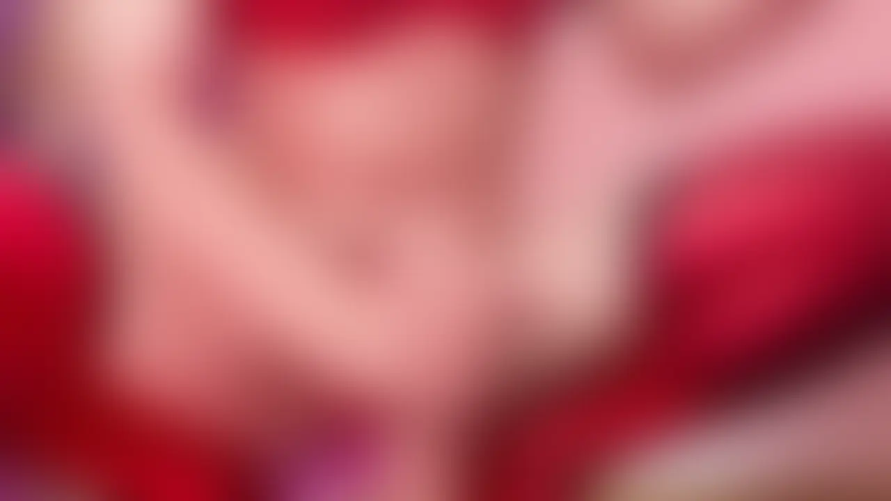 前回の電マでオナニーしていた続きです♡
(引き続き露出多め...❣️)
ディルドを床に固定して釘打ちピストン騎乗位...
女の子の前の日なのか遊びすぎなのかわかんないけど、興奮して濡れるたびにちちのムンムンとした白い液体がディルドに絡みついて、、、部屋中がえっちな匂いで充満されちゃってた💦 (2/2)