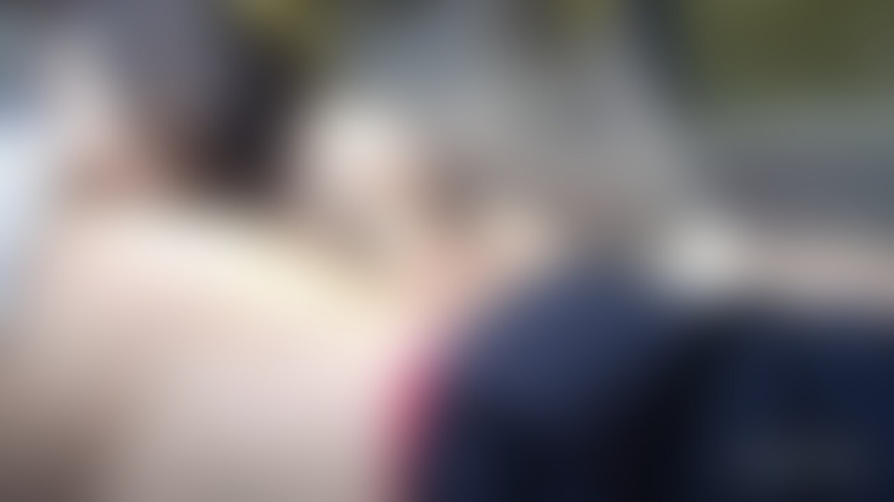 悪友と妻が密会してる様子です。
悪友があまり時間ないようで車内で妻は悪友のチンポを欲しがっていたのですが最後は口に出されてます。 (2/2)