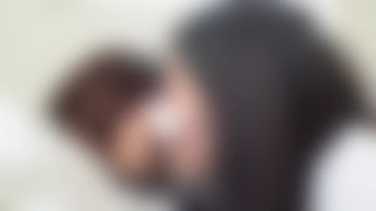 セクハラ面接！濃厚レズキス〜オモチャ責め！！
こちらにアップさせてもらったセクハラ面接動画の続きです。
今回はさらに、女性スタッフが女の子にベロキス・乳首舐めなんかをしちゃってます。
面接にも関わらずやることがえげつないですね。。

ローターやクリトリスを刺激する新手のアダルトグッズも登場します。
さらに、携帯で遠隔操作できるアダルトグッズなんかも使っていて。
いったいこの事務所にはどんだけアダルトグッズがあるのか笑

女性スタッフがアダルトグッズを扱う感じがだいぶ手馴れていて、女の子をイカせちゃってます。
たぶん他の女の子にも日常的にセクハラ面接しているんでしょうね。

あまりの気持ちよさに女の子が大きな声を上げてしまったので
「事務所だから静かにして」と上の人（？）が言ってますね笑

女の子は嫌がっていないどころか、自分でオモチャに手を添えてマンコに固定していて。
マスク越しなのに目がトロ〜ンとしちゃってます。

全体的にほのぼのとした動画になっています。
画質もイイですし、オススメですよ。 (2/2)