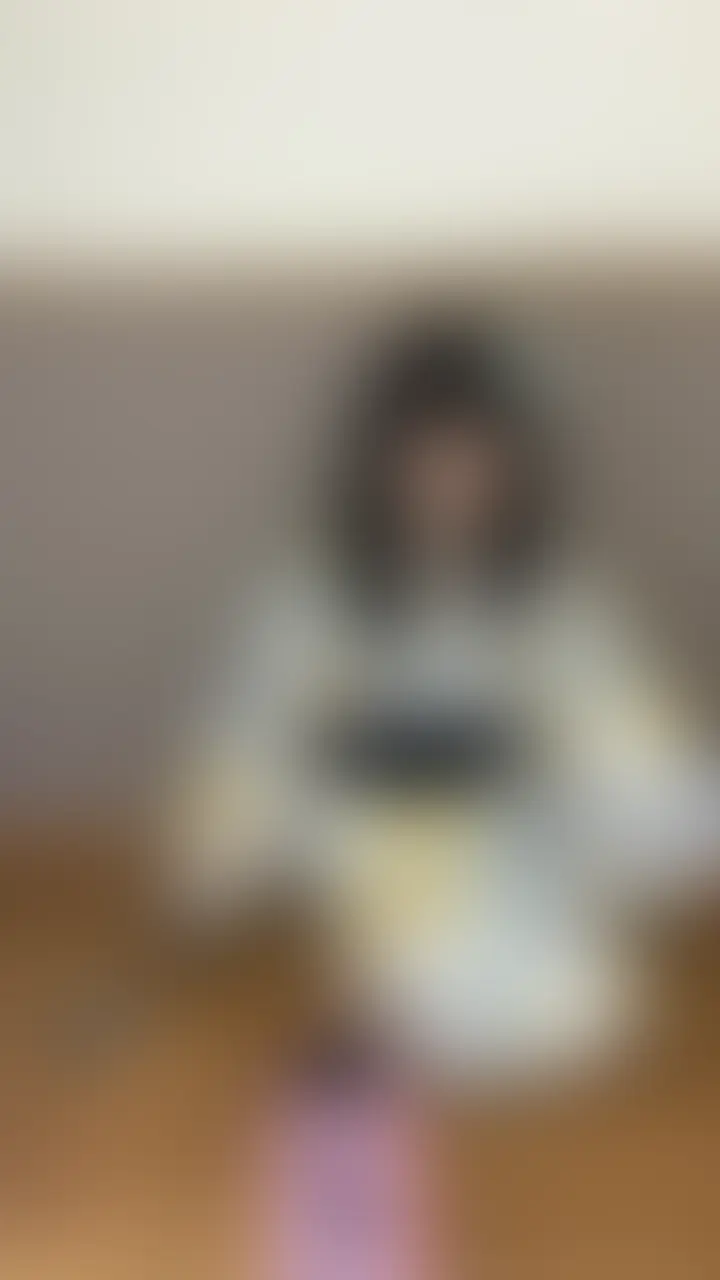 浴衣でディルドマシーン👘 💓
(顔出しあり)
最初に【いいねとブックマーク】してくれると嬉しいです✨️
反応あると本当に次のやる気になります︎💕︎
もう9月ですね💦
夏も終盤!!
今日は浴衣姿でディルドマシーンをつかってオナニーしちゃいました🩷
ディルドマシーンはほんとに気持ちよくて何度もイっちゃう。、
早くしすぎるとすぐイッちゃうから初めはゆっくり…その後激しくして…︎💓
一緒に気持ちよくなってね(*´ `*) (2/2)