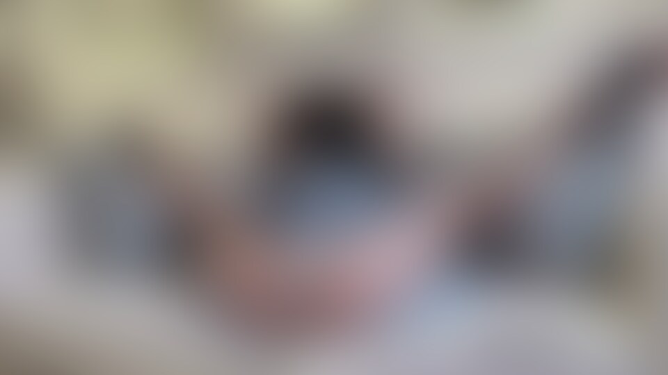 身動き取れないラウンジ嬢がおまんこいじめられまくり🤍(正面から) (2/2)