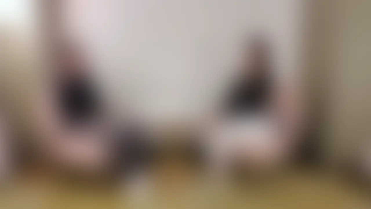 彼氏に頼まれて「マッサージだけ」と施術を受けに来た彼女が初めての爆イキで完堕ちして中出し懇願
今回施術に来てくれたのは、有〇架純ちゃんによく似た柔らかい雰囲気のキレイなお姉さん。
実は今回は彼氏からの依頼で、彼女さんが派遣されてきました。
彼女さんのプロフィールは、20代半ばの金融関係で働くOLさん
大学に入ってすぐに付き合いだしたので、かれこれ8-9年のお付き合い。
彼女さんは今の彼氏が人生2人目の彼氏で、ほぼ彼氏さんとしかエッチの経験が無いそうです。
施術を受けに来た経緯は、彼氏さんから1年ほど前から打診されていたそうですが、
「もしかしたら試されてるだけかもしれない・・」と断り続けていたところ、彼が彼女に無断で依頼フォームに入力して、「もう施術依頼送ったから。」と強行突破されたということでした。
彼女さんも初めは戸惑ったそうですが、僕のアカウントを見て、「この人なら・・」ということで、かなり勇気は要ったようですが”彼のために”と来てくれました。
ちなみに彼女さんも実は結構オナニーするタイプで、おかずにかなり性癖が出てて、照れてる様子が可愛かったです。(詳しくはカウンセリングで)
ちなみに彼氏さんからは、「彼女には、「マッサージまで」と伝えて始めてください。彼女が続きをしたがるのか見てみたいです。」と依頼をもらっていました。
そしていざ施術が始まってみたら、中イキはわからないと言っていたのに、オイルマッサージでしっかり開花してしまって、スペンス乳腺でも乳首でもイキまくり・・(もちろん人生初)
テンガエッグで連続クリイキ、挿入タイプの振動マッサージ器具でも連続イキさせられて、初めての中イキの気持ちよさにすっかり堕ちた彼女。
「マッサージ終了です。」と最初の約束通り伝えたら、彼女の口から・・・
そこから積極的になった彼女は、愛おしそうに僕のバキバキのやつを直接触った瞬間、思わず驚きの声を漏らしてました。
玉から舐め上げる積極的なフェラも最高でした。彼にこの映像見られると分かってるはずなのに目の前のチ〇ポを舐めたい気持ちの方が勝ってました。
そしてバキバキのチ〇ポでクリオナニーさせてみたら、我慢できなくなったようで・・
「抜かなくていいの?」と聞いているのに無視して腰を振り続けて僕の上で何度もイキまくる彼女。
途中バックで突きながら彼氏に電話してあげたんですが、「生のおチ〇チン挿入れていいですか・・?」ってちゃんと彼氏に聞く彼女・・
想像以上の展開に固まる彼氏さん。そんな彼氏が聞いてる前で「ごめんね・・イくイグ・・イッちヤぅうーー!!!」とイキまくり。
そして最後は彼女が欲しがって・・
色々グッチャグチャになって我に返った後の、反応と感想が可愛すぎました。めっっちゃくちゃいい子なのでぜひ幸せになってほしいです。
終電があったので最後急いで帰ることになりましたが、
彼女からのお礼メッセージでは「よかったらまた・・」とのことだったので、彼氏に内緒でまた登場するかもしれません。
※施術しているマッサージは下記を読めばできるようになります。
https://tips.jp/u/tooma_tokyo/a/15minorgasm (2/2)