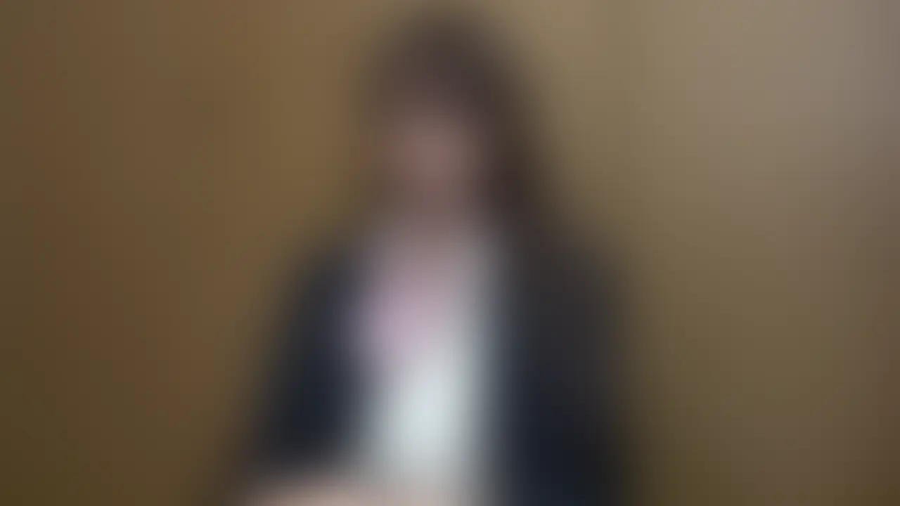 この子はアイドルにいてもおかしくないレベルのとてもかわいい女の子でした。
それでいて上品さもありながら愛嬌たっぷりの笑顔で話してくれるので、世の男性は全員彼女の虜になってしまうのではないでしょうか。
アルバイトは初めてみたいでしたがルックスもトークも抜群に良いので接客業はバッチリだと思います。
露出のあるコスプレに関しても「うーん…たぶん大丈夫だと思いますw」という前向きな心構えが素晴らしいです。 (2/2)