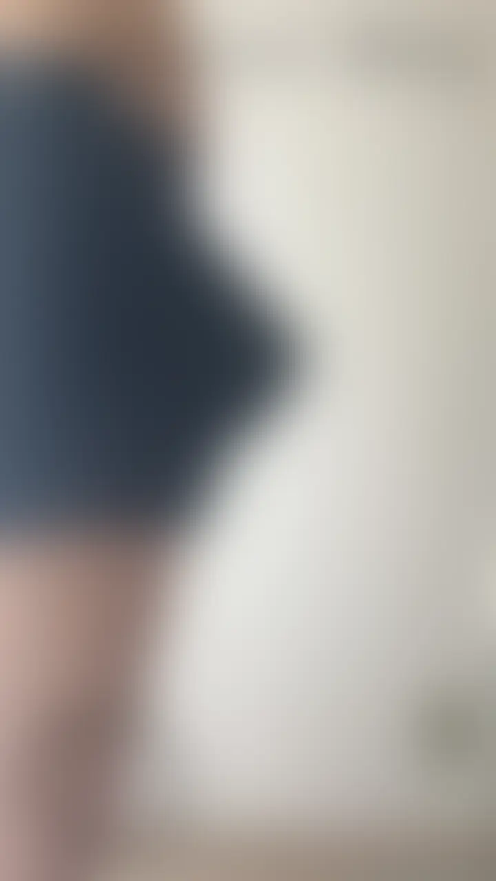 立たされたまま逃げ場なく、深く咥え込まれるお口の快楽…💦
先端を舌で嬲られ、喉奥まで何度も呑み込まれて――
頭が真っ白になるほど、快感に支配されていく。
必死に堪えても、お姉さんのお口は止まらない。
腰をガクガクさせながら、容赦なく搾り取られる
えろすぎる立ちフェラ動画です💋 (2/2)