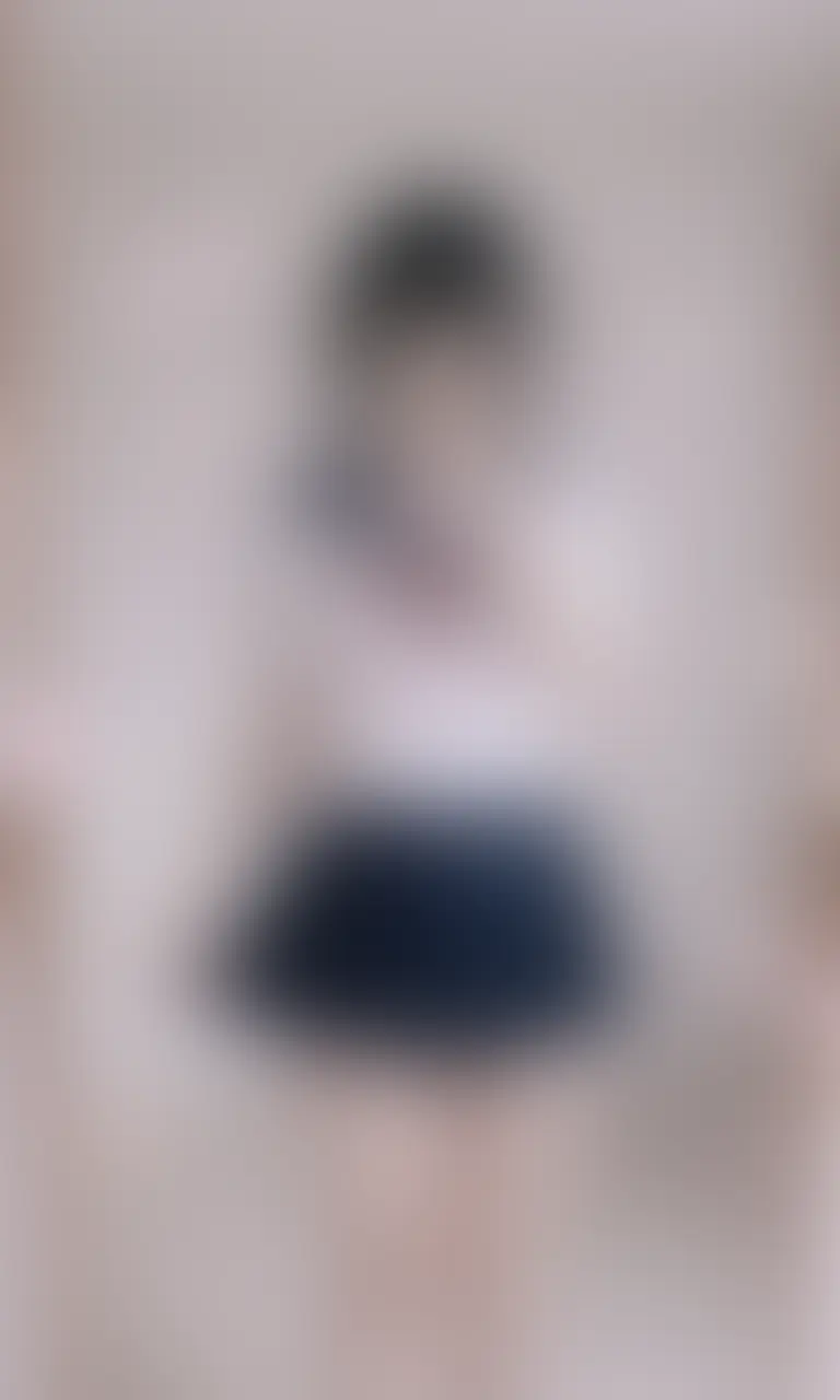 白乃あいり👀「初の制服コスプレ…！ セーラー服ずっと着てみたかったの〜！ こんなスカート短かったら通学なんてできないけど^ ܸ._. ܸ^」の投稿サムネイル