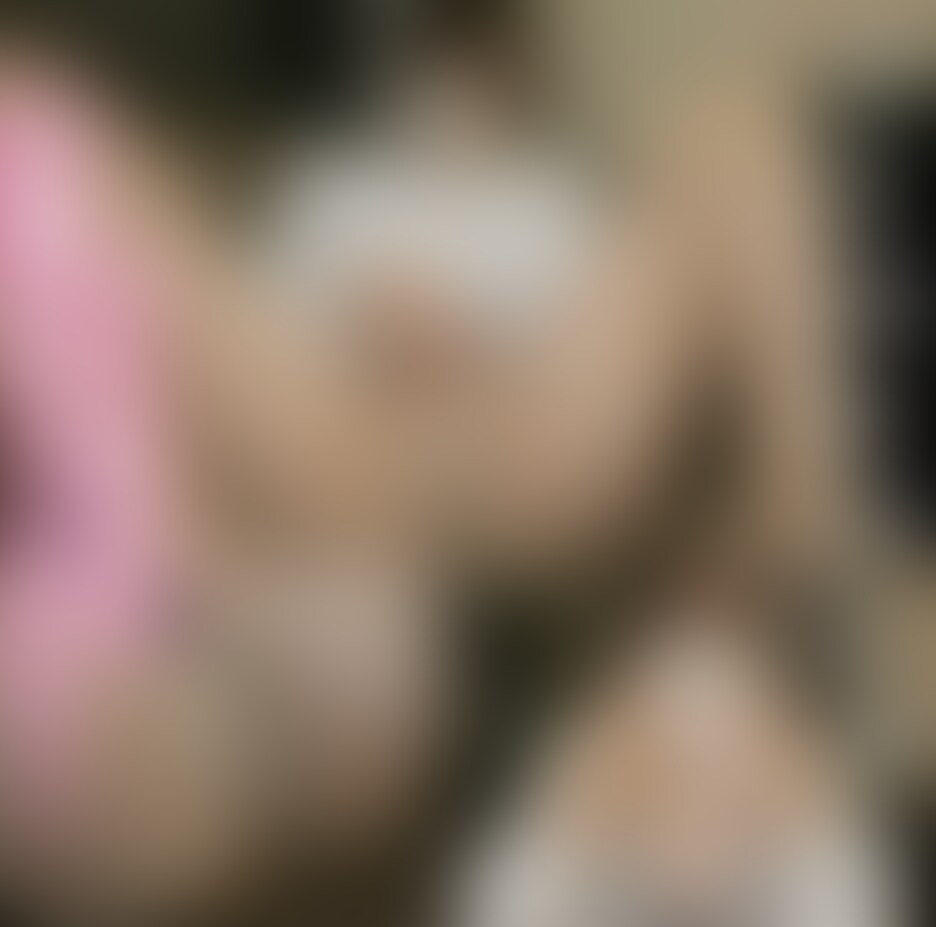 夜分遅くの投稿失礼致します…🙇‍♀️

今夜の投稿は…
【ノーパンパンストオナニー】に挑戦しちゃいましたぁ(//////)。。
長尺になっちゃったので、前半、後半に分けて編集しました。まずは前編です…♡ 

この日はお仕事で会議があった為、ももちにしては珍しくブラウスにタイトスカート、肌色パンストにヒール…のコーディネートでした。

しかもなんと…
ノーパンパンストで1日過ごしちゃいました。。お股スースー変な感じだったぁ(//////)
かがむ時はバレないかヒヤヒヤだし…変な汗でいろんなとこがムレムレに。。

今日はそんなももちの、ノーパンパンストオナニーを見てください(//////)㊙️


編集中に気付いたんだけど、Hなことする前からアソコにじんわり染みが…恥ずかしい💦
結構Hな匂いが漂ってて、それもなんだか興奮しちゃった。。

パンスト越しにクリをおもちゃで責めたらびちゃびちゃじゅぼぼぼ…/////ってお潮が溢れちゃって…パンスト越しにジュワッとなる瞬間がめちゃくちゃ恥ずかしかったです…

椅子にすわって脚思い切り広げながらパンスト越しにチロチロクンニされてみたいなぁなんて…想像しながら気持ち良くなっちゃった㊙️。。 (2/2)