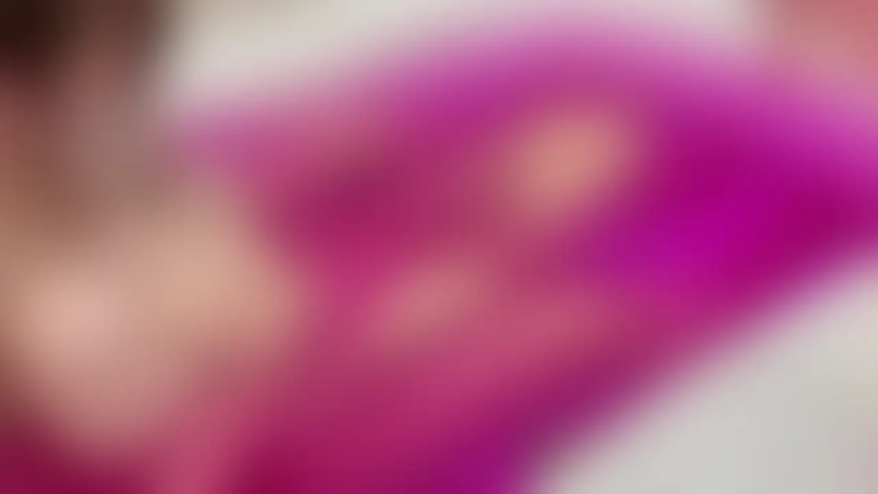 【デリヘルのミカさんに勢いに任せて生中出ししてしまいました…(汗)】
人妻デリヘル呼んだらやってきたのはHカップ美女のミカさん。
お風呂でイチャイチャしてたらお風呂の縁に座って。と言われHカップによるパイズリや超濃厚なテクニカルフェラをお見舞いされました。気持ち良すぎました…
ギンギンちんぽを見て興奮したミカさんさんもムラムラを抑えられなくなってしまったようでそのまま挿入してしまうことに。
フェラで唾液まみれになったちんぽとムラムラしてトロトロになったまんこが絡みつき、膣奥深くまで入りとんでもない気持ちよさです。
色んな体位どれをしても気持ちよく最後は我慢できずにバックで大量中出ししてしまいました。
怒られないか心配です(笑) (2/2)