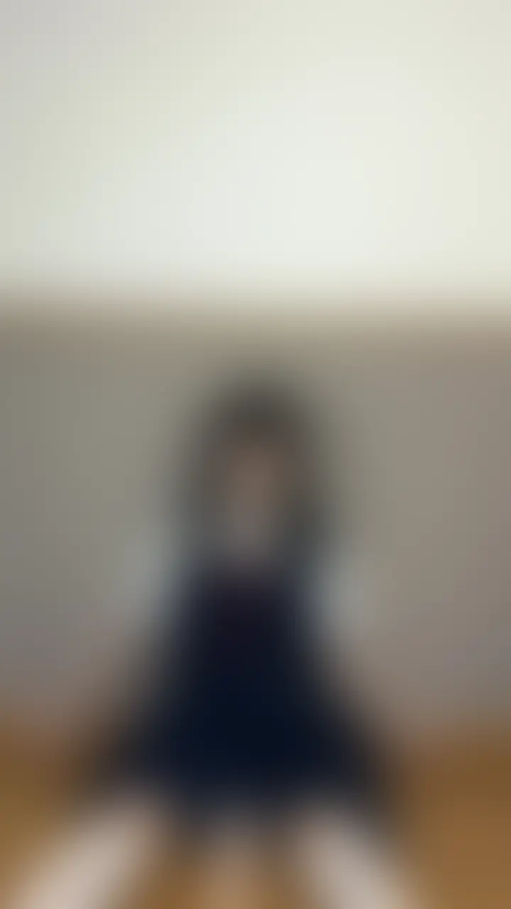 初めに「いいね」「ブックマーク」してくれたら嬉しいです✨️
【顔出しあり】
今日は制服姿で…脚コキ動画を撮ってみました👣
みずきお嬢様だからお嬢様の格好をした制服で足コキしてみましたっ🌷
あのお嬢様が実は、、、みたいで何かすごくエッチな響きだよね👀
足の動きとか、くちゅくちゅした音を聞いてもらえたら嬉しいです💕 (2/2)