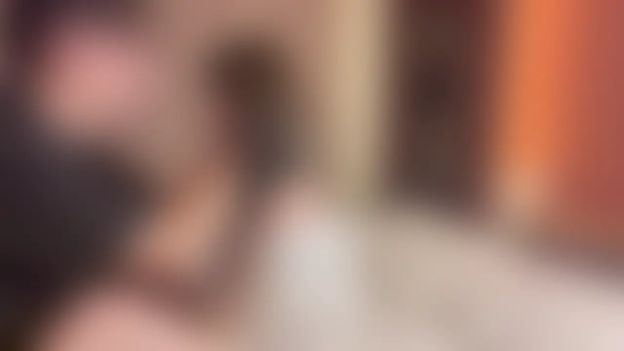 文化祭当日の女子大生を呼び出したら、本当に抜け出してきた。 周りの目も、自分の立場も、全部どうでもよくなったらしい。
みんな探してるよ?」ってスマホの着信画面を見せても、無視。
あっちでは優等生なんだろうけど、ここでは俺の言いなり。 (2/2)