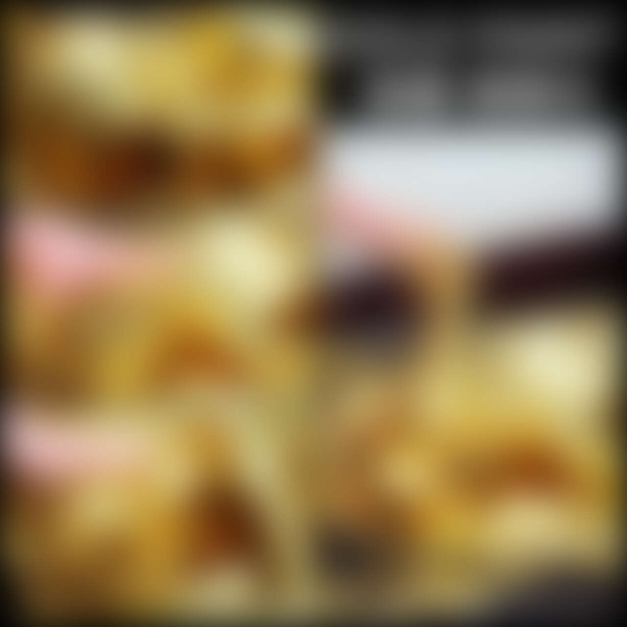 GOLDP○○○NT 後編 顔責め
GOLDP○○○NTの後編で顔責めをメインにしています。
仰向けに寝転んだ状態で口を目掛けて金粉を垂らされていきます。
更に口にディルドを突っ込まれ金粉をかけられます。
金粉が止まったかと思うと今度は顔を足蹴にされてしまいます。
そして洗面器を頭の下に置かれて今度は金粉を垂らすのではなく口へ流し込まれます。
洗面器の縁が首の下にあると普通に仰向けになるよりも首の角度に傾斜がつくので容赦なく鼻の中へ金粉が流れ込んできます。
口に金粉を流し込まれるだけでも苦しかったのですが、更にディルドを口に突っ込まれて口を封じられ鼻へも金粉が流れ込みどんどん呼吸が制限されていきます。
苦しくなりディルドを口から落とすと、顔をディルドで叩かれ再び口に突っ込まれ責め続けられます。
再び足蹴にされ金粉の入った洗面器に顔を押し付けられます。
そんな状況に興奮してしまい最後には指オナをしてしまいます。
前編にて全身塗りを済ませているので、こちらでは塗りのシーンは有りません。
約19分のムービーです。
撮影にはiPhone 15、iPhone 12を使用しています。 (2/2)