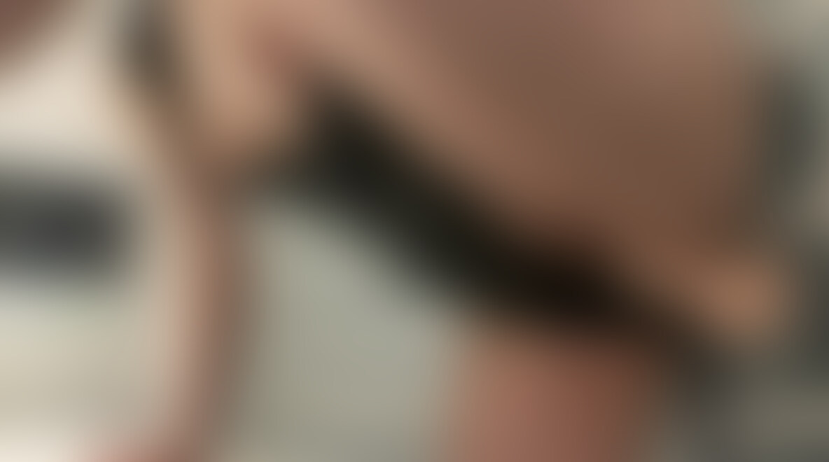 お風呂で水着に着替えて大きなお尻を揺らしながらバックで片足あげて見せつけディルドオナニー
奥をぐりぐりされるのが好きでディルドでもやってみたら、すっごく気持ちよかったです❤️
もっと激しく突きたくて動いたからおっぱいぶっるんぶっるん揺れてシコいよ💕 絶対に抜ける💕 (2/2)
