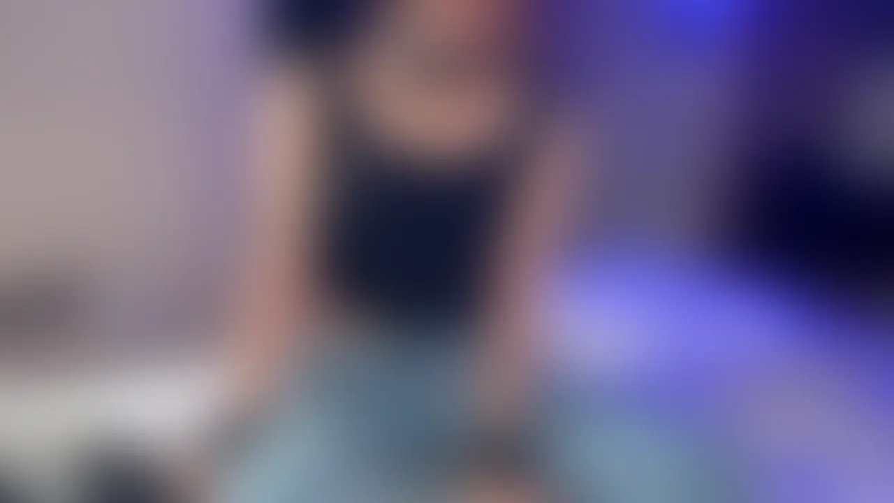 【彼氏が仕事の隙に抜け出して初めての中出しSEX part①】
付き合って2年になる彼氏とは半同棲中でずっと仲良しラブラブらしいけど「他の男の人とセックスしてみたい…」って気持ち抑えきれなくて中出ししてほしいってフォーム送ってくれた彼女
平日の昼間がいいってことで会ってみたら彼氏は今仕事中。「この時間なら突然帰ってくることもないから大丈夫です!」って彼氏の目を盗んで会いにきてくれたので、お返しに誰にもまだOKしたことない生中出しSEX
生中出しのときって妊娠しろよって思いながらいちばん奥擦り付けて射精してる (2/2)