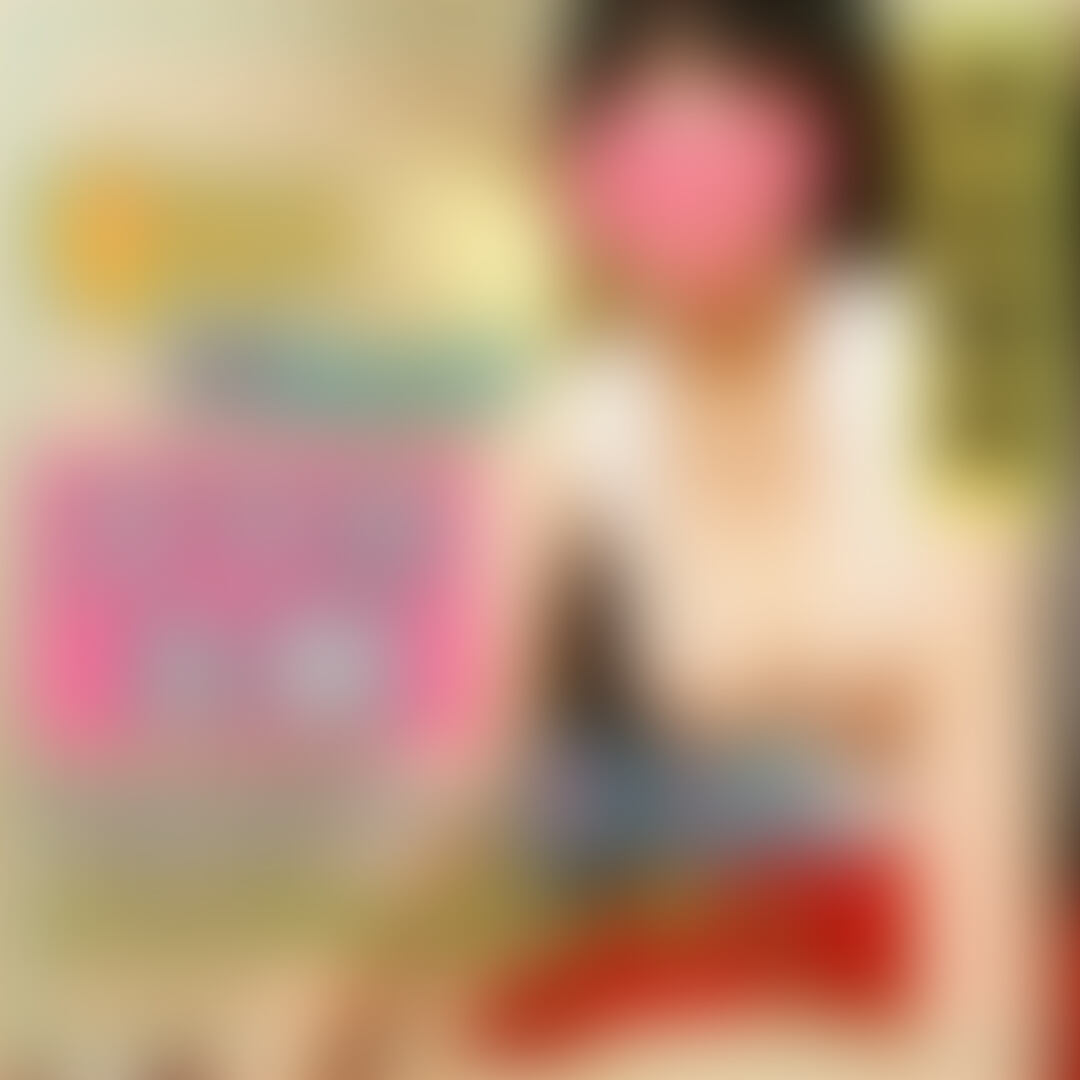 【単品販売】※主観視点スマホサイズ動画フルバージョン
今回は思わず二度見してしまうレベルのセンター級アイドル美女、きいちゃんの面接講習をしてきましたw
きいちゃんですが、実はまさかのインフルエンサーです!ww
面接時点でフォロワーは8万人以上…
最近は○○○のような、似ても似つかない偽物美女インフルエンサーが多い中、きいちゃんは写真のままで、めっちゃくちゃ可愛かったですwww
しかもスリーサイズを聞いたらなんとHカップ!!w
Hカップの黒髪ボブのアイドル系インフルエンサー…人気の理由がよーくわかりますwww
ということで、今回はきいちゃんの超ド級の大きなおっぱいがうっかり出てきてしまいそうな、胸元の開いた衣装で講習開始ですw
まずは、お着替えしているところをこっそり撮影してみましたw
インフルエンサーだけあってオシャレなきいちゃんですが、ブラジャーを脱いだ瞬間、大きなHカップがボロンwww
華奢でスタイルがいいのにおっぱいのボリュームがすごすぎますw
しかも見た目でわかるほどのふわっふわおっぱい…今すぐ触りたい気持ちを抑えつつ、うつ伏せからマッサージ開始ですw
初めてとは思えないほどの手つきで、正直ビックリしましたww
センターアイドルレベルのインフルエンサーですが、これは数々の男を気持ち良くしてきたに違いありませんwww
男の体を知り尽くしてる感…このギャップ、興奮が止まりませんねww
お尻のマッサージも、濃厚な手つきでめちゃくちゃ気持ちよくしてくれましたw
インフルエンサーとして活躍していますが、セラピストが天職なんじゃないかと思うほど、慣れた手つきに驚きと快感が止まりませんwww
そして、きいちゃんの手ってすっごくあったかいんですよねw
あったかい手で尽くしてる感満載な手つきでマッサージしてくれるので、このインフルエンサーの彼女に愛されてる感…
イケナイことをしてる気分になってまた最高ですww
キワキワをリクエストすると、真面目にマッサージしてくれるきいちゃんw
あったかい手がチンポギリギリを刺激してくるので、気持ちよさも倍増ですwww
チンポも紙パンツの中でムクムクと元気になってきちゃったので、ここぞとばかりにおさわりリクエストしちゃいましたw
恥ずかしそうに笑うきいちゃんですが、極上アイドル系インフルエンサーのあったかい手で集中マッサージされたら…
興奮しないわけないじゃないですかぁ…ww
オイルたっぷりのぬるぬる濃厚マッサージで、ついにチンポが紙パンツから飛び出すほどバッキバキに勃起してしまいましたww
気持ちよすぎてチンポからアナルにかけて重点的にマッサージしてもらっちゃいましたww
控えめに言って、天国ですwww
仰向けになると、目の前に柔らかそうなHカップがガン見えの天使が目の前に…w
やっぱり天国でしたwww
エッチな爆乳天使を見ながらの極上マッサージは、今までかつてないほど過激すぎて、講習後も脳内でフル再生余裕ですww
ここまで来たらすることはただひとつ…
バキバキチンポの上に乗ってもらって、Hカップのおっぱいを堪能するしかないでしょう!www
さっそく触ってみましたが、SSS級のやわやわおっぱいでした…
SSR、いや…LR…もはや伝説級ですwwww
数々のおっぱいにイタズラしてきた僕ですが、こんなに大きくてふわっふわなおっぱいは初めてでしたww
触ってるだけで癒されます…できることなら一生触っていたいくらいですw
さすがインフルエンサー、この極上おっぱいに思わず「いいね!」したくなっちゃいますねwww
横からチンポをマッサージしてもらうと、太ももにしっかりとふわっふわな感触が…w
オイルでぬるぬるになったチンポを、あったかお手手で刺激されてるだけで暴発してしまいそうなのに、僕の太ももに高級食パンもびっくりのやわらかい感触…
ぶっちゃけ頭もチンポもどうにかなってしまいそうでしたwww
しかも目の前にはインフルエンサーの可愛すぎる顔…w
髪の毛を片耳にかけた黒髪ボブが、さらにエロさを引き立てまくってますw
こんな状況でまともな精神を保っていられるわけがありません!w
チンポもすっかりズル剥けになって、めちゃくちゃ敏感ですwww
頭がボーっとするほど気持ちよさを味わっていると…なんときいちゃん、嬉しそうに玉袋もマッサージし始めちゃいましたwww
こんなにほんわかしてて可愛いのに、男の気持ちいいところを知ってるなんて反則すぎませんか?w
エッチモードにスイッチが入った極上天使きいちゃん、なんとさらにチンポと玉袋を集中的に責めるという事態にwww
きいちゃんいわく「イタズラが好き」らしく…面接講習でエッチなことをしまくるつもりが、エッチなイタズラをされまくってしまいましたww
これは嬉しい誤算ですwww
チンポをあったかいお手手で先っぽを集中的に刺激したり、色んな角度から絶妙な手つきで気持ちよくしてくれる、テクニシャンきいちゃん…
こんなに気持ちいいなんて聞いてないよ…!!!www
あまりにも気持ちよくて気を抜いたらザーメンを噴射してしまいそうですが、テクニックをより長く味わいたいので、どうにかギリギリのラインで我慢しますw
完全に余裕がありませんwww
必死に我慢する僕とは裏腹に、チンポと同時に玉袋やお尻までがっつり攻めてくるきいちゃんw
「どんどん固くなってきた~w」と嬉しそうにしながら、手つきが大胆になっていきますwww
あまりにもテクニックがすごすぎて、「あぁ~気持ちいい…!」としか言えなくなってしまいました…完全に脳みそがとろけてしまっていますw
一生懸命我慢していたはずですが、気付いたらザーメンがチンポから噴出してしまっていましたwww
先端からどぴゅどぴゅ出まくってるのにきいちゃんの手は止まりませんw
天使に昇天させられてしまいました…ww
快感のその先を見せてくれるほど気持ちよくしてくれたきいちゃんには、これから当店のセラピストとしてまた講習を受けてもらおうと思いますw
(本音は僕専属のセラピストになって欲しいですが…w)
僕をがっつり昇天させた後も、きいちゃんは色々とすごかったですw
シャワー中の様子もこっそり撮影していたんですが、いやぁ…やっぱりいいおっぱいしてますね…www
こんなエッチな体の天使にイタズラされまくっていたのかと思うと、濃厚精子を大量発射した後でもチンポが元気になってしまいますw
僕も一緒に入って、ふわっふわなおっぱいを再び堪能させてもらいましたw
下から持ち上げてみると、ものすごいボリュームですww
シャワー後のきいちゃんは、疲れてクタクタになっているかと思いきや…そんな様子もなく、元気に服を着ていましたw
センターアイドル級の見た目だけじゃなく、エネルギッシュでものすごくエッチなところが、きいちゃんの推しポイントですね!
今回はものすごく気持ちよくしてもらったので、次回は当店のセラピストとして、きいちゃんにもたっぷり気持ちよくなってもらおうと思いますwww (2/2)