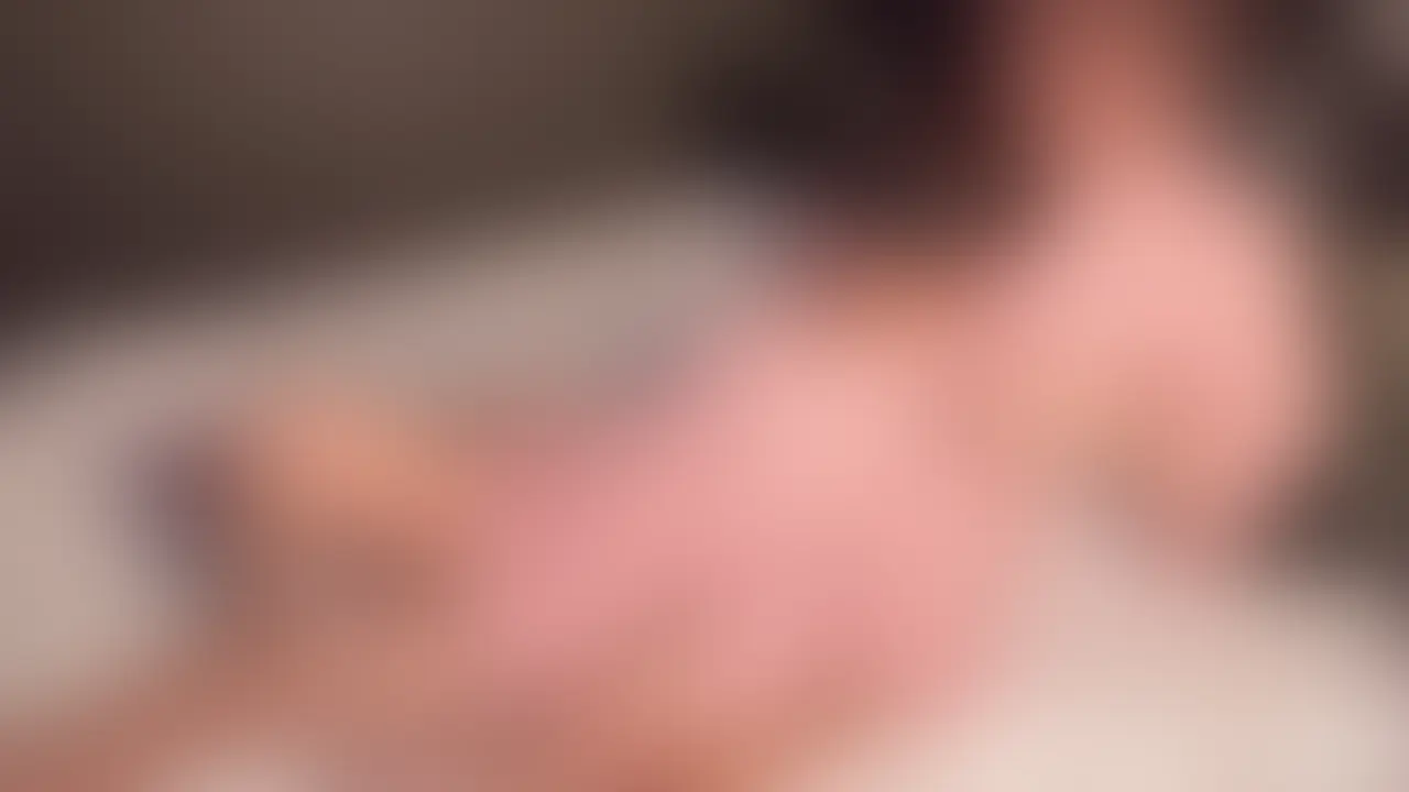 【10万超えインスタグラマーとのNTR密会】
彼氏は全然前戯してくれないから女風を利用するか迷ってた時にXを見て動画みたいにバチボコにされたいとフォーム送ってくれたJD
しかも会って話してみるとインスタのフォロワーが10万越えでびっくり!彼氏もインフルエンサーみたいで彼氏含めて身バレしそうになった時は販売停止となる可能性があるので今のうちにご視聴ください!
・20才
・10万越えインスタグラマー
・Cカップ
・154cm44kg
・彼氏あり
インフルエンサーの友達から話を聞いて女風が気になってたとのことで女風プレイをしながら最後にはバチボコにしちゃいました!
前戯を30分以上されるのもびっくりしながら喜んでいたけど初めてのオイルマッサージも今までにない快感が来ちゃって挿入してないのに手マンやクンニで絶頂して何度も汚いオホ声を出しながら中イキできるように
前戯でとろとろになった後は彼氏とはほとんどしない騎乗位で生ちんぽを上から咥えて彼氏では届かないポルチオに当たるように自ら腰を打って喘ぎながらイキ狂いに
騎乗位で搾り取られそうになった後は、正常位、バック、ロールスロイス、寝バックでバチボコピストンで犯しまくって彼氏では満足できない身体になっちゃったみたい
最後は流石に赤ちゃんができちゃったらまずいのでお腹にフィニッシュしたけど、こんなに気持ちよかったならピル飲んでおけばよかったと後悔していた変態ちゃん
次回はピル飲んでおくからと中出しSEXを懇願してきたので次回作【インスタグラマーとの中出しNTR密会】もお楽しみにお待ちください!! (2/2)
