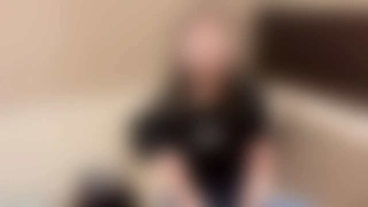 人気アイドルグループに所属に最近まで所属していた22才の小柄で細身なA子ちゃん。
まだまだ遊び足りないお盛んな彼女が初めてのハメ撮りに挑戦!未経験のおもちゃプレイと膣奥追い打ちピストンに弱々なマンコは耐えきれず、、、
リアルなセックスをお届けしてるとトラブルは付き物ですね。。 (2/2)