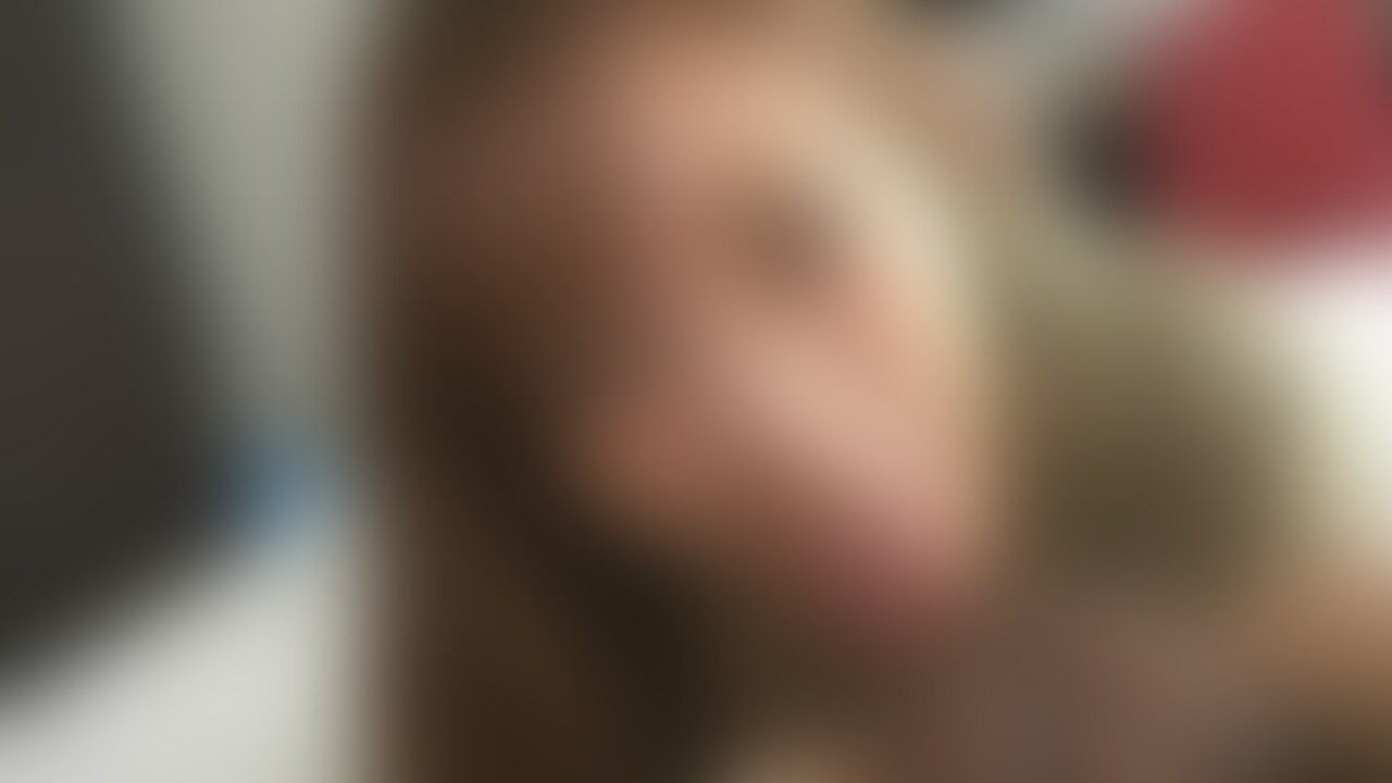 ホテルでのフェラ動画です！！
ホントまりちゃんのフェラは絶品です。
皆さんに見てもらいたいんです。

してもらう前からギンギンの僕。
「めっちゃ勃ってんで笑」
とバカにされながらチ〇ポを出すと、
唾液でぬるっぬるのお口に包まれ
至福の大量発射です。 (2/2)