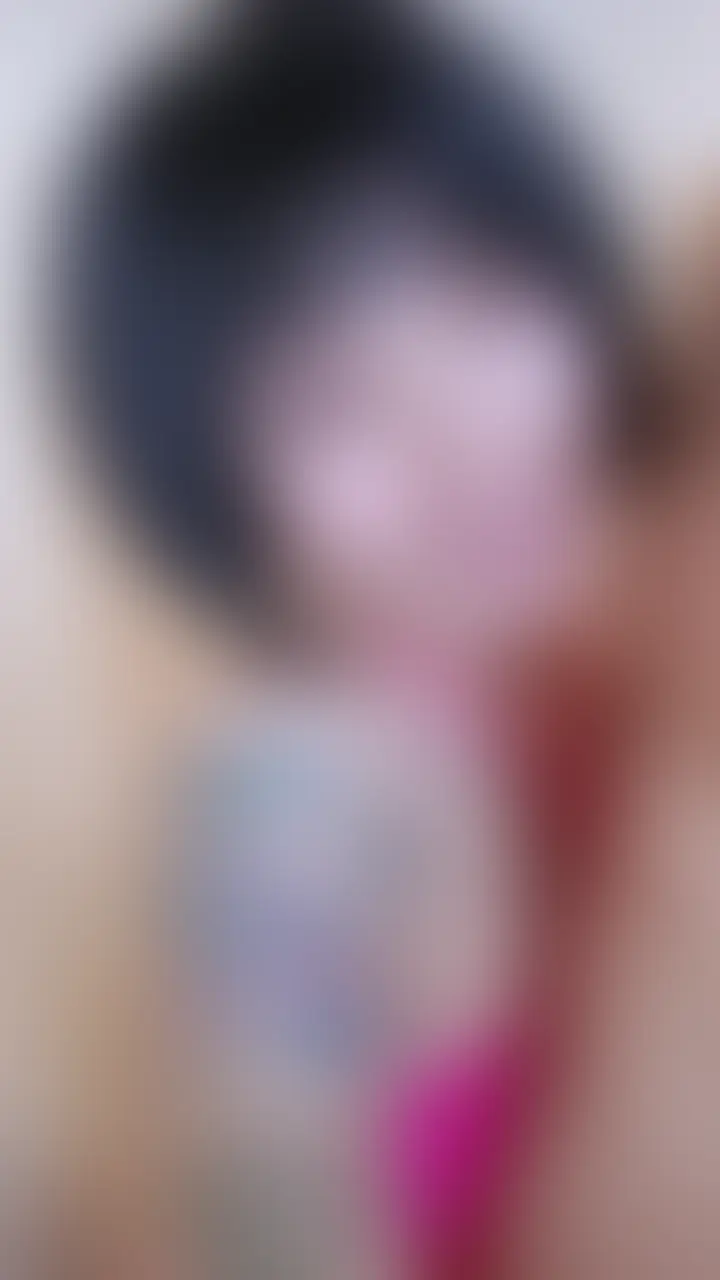 おうちのお風呂で初めて撮ったで🛁

洗面台、鏡の前で乳首舐め、パンツ越しにゆっくり舐める
前戯してる時ってこれから始まるんやなってドキドキ高まるん分かる？

お風呂入ってからもゆっくりねっとり手コキとフェラ
激しくするんも好きやけどスローってめちゃエロいね
舐めてるわたしが興奮してくる

毎日のようにセックスしてるのに、なぜか今回は気持ちよすぎて涙が出てよだれも止まらず、お風呂の熱気で汗だくで理性もぶっ壊れぐちゃぐちゃのお顔を晒す。

思い出して恥ずかしくて
また気持ちよくなる

今回は生活感が詰まった縦動画の1本です
ありのままのわたしの姿見て欲しい

理性が無くなるまで気持ちよくなってるわたしでみんなオナニーしてな🩵 (2/2)