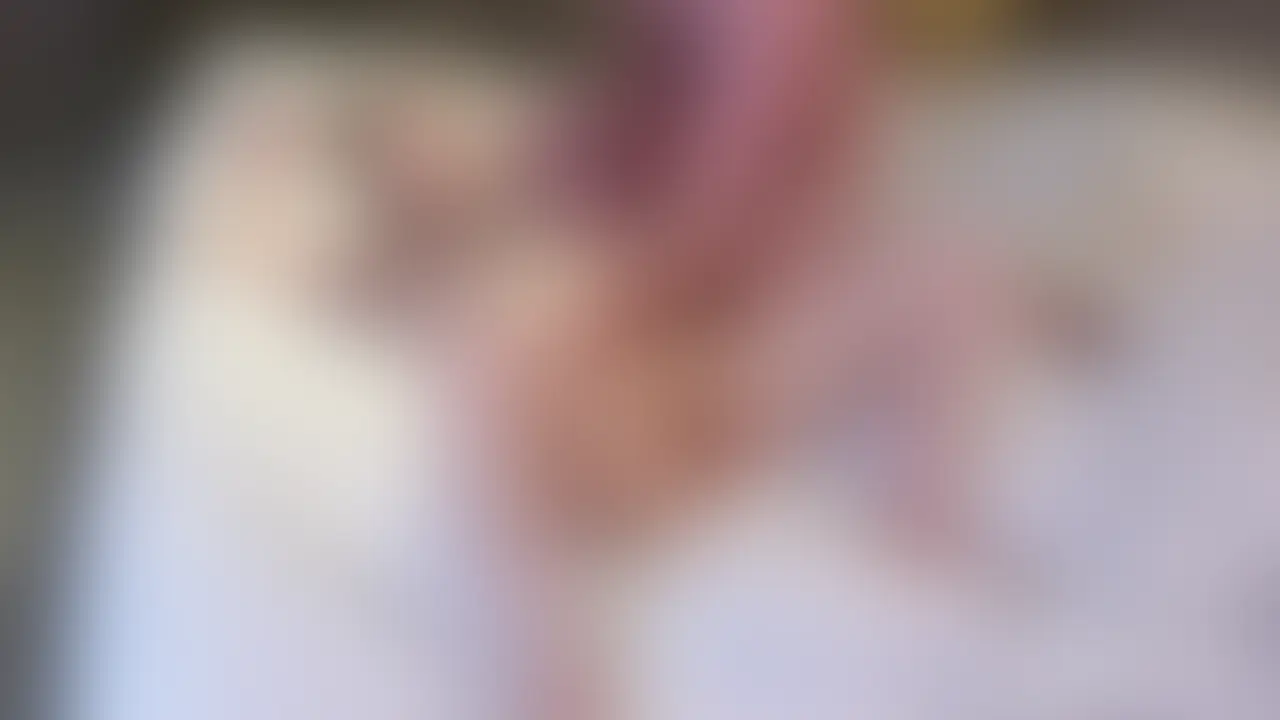 シェアゲームで寝取られる彼女、短小男の目の前で白人巨根に堕ちる中出しと口内射精 Vol2

本編顔出し 

愛らしい笑顔と豊満なバスト、そしてセックスを心から楽しむ可愛い女の子。今回のシェアゲームでは、短小早漏の男に連れられながらも、そのまま極太チンポの白人男に奪われていく展開。目の前で繰り広げられる圧倒的なサイズ差に、次第に理性を失い激しく乱れていく姿は圧巻。白人男の中出しを受け入れた後も興奮は収まらず、最後は短小男の精液を口内で受け止める濃厚フィニッシュ。視覚と背徳が交錯する濃密な一作。 (2/2)