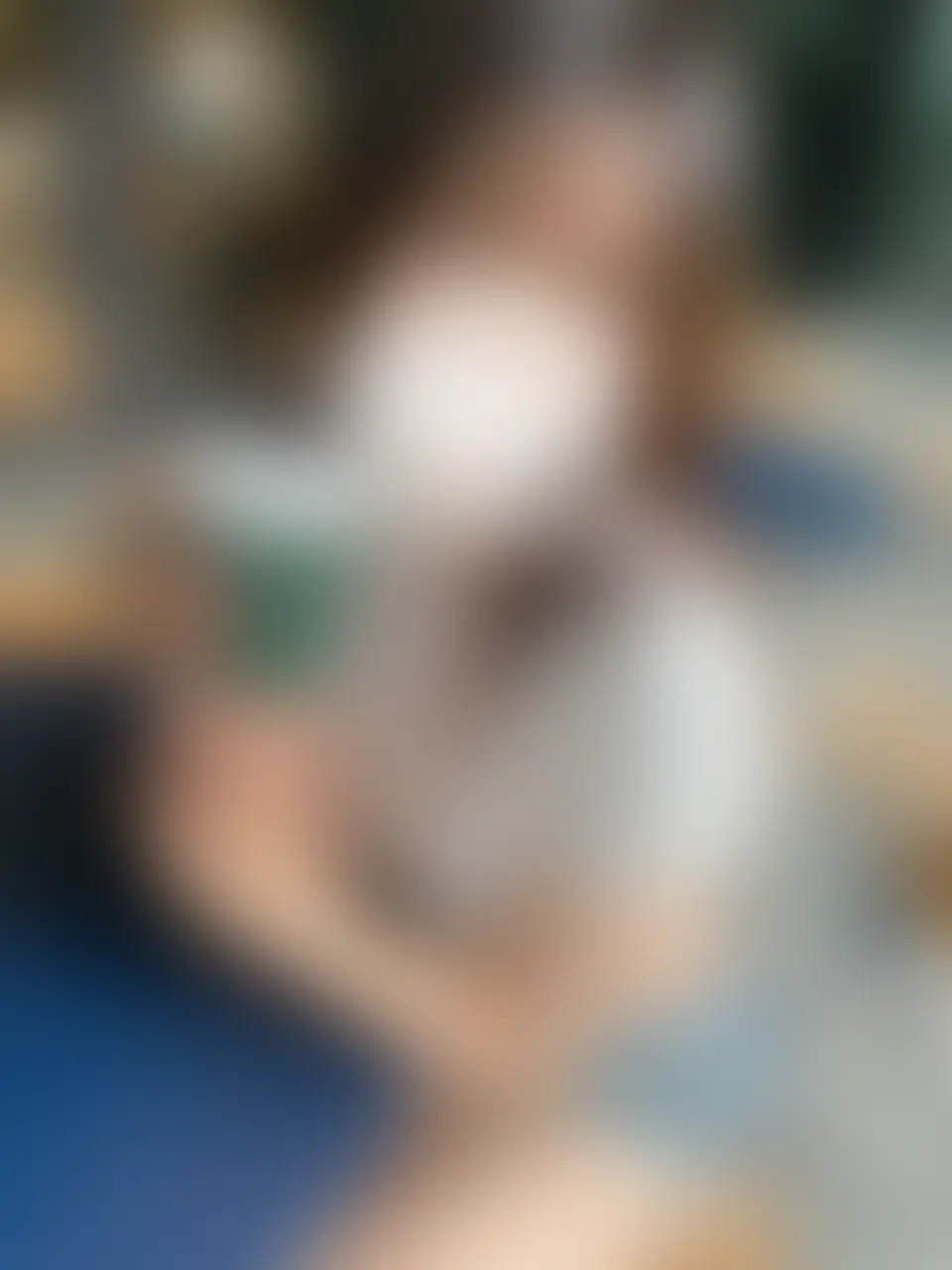 ハナコ(され妻😭)「暑くて上着脱いじゃった🥵 さむかったら上着使う？汗染みちゃってるけど💦」の投稿サムネイル