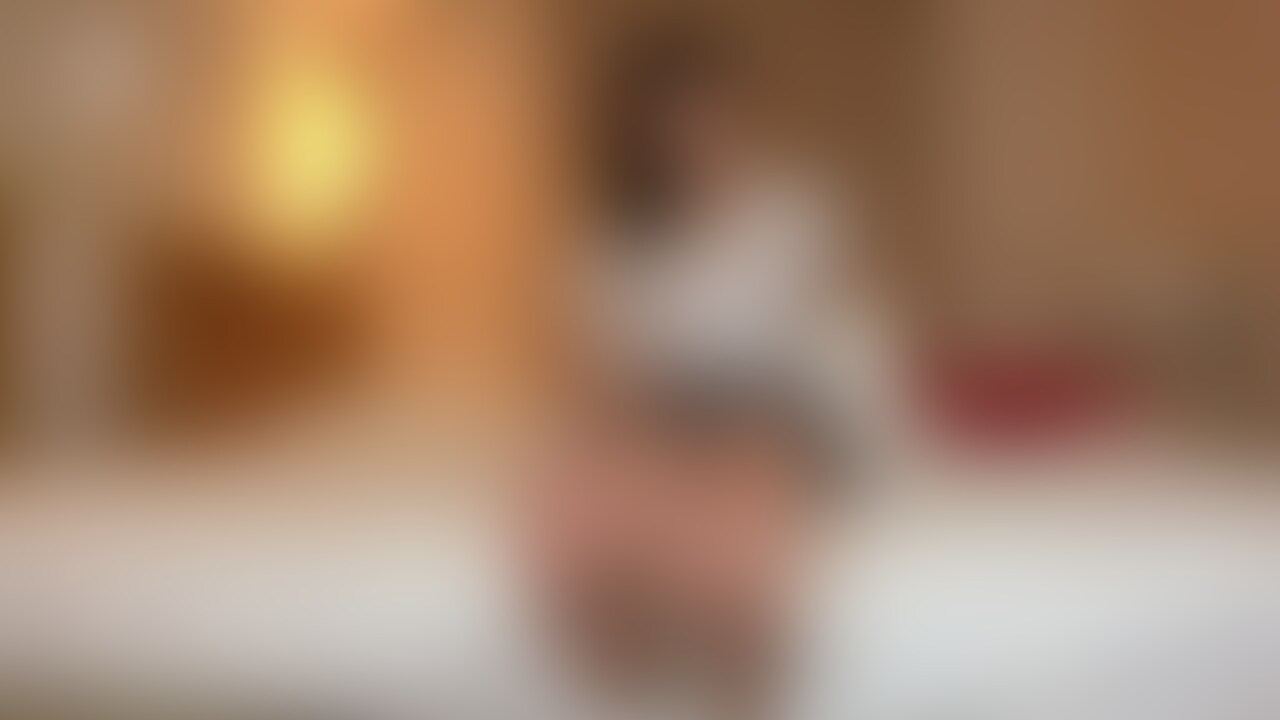 渚ひかるがビクビク震えながら爆笑絶叫!足裏足指お尻くすぐり
渚ひかるちゃんが足裏足指お尻くすぐりで
ビクビク震えながら爆笑絶叫しちゃいます。
とにかくくすぐりに弱い方でした。
前座代わりにクシで軽くくすぐるだけでも
「ちょっとくすぐったいぞ」と言いながら
ビクンビクンと震えておりました。
孫の手で足裏を優しく擦るともう大暴れです。
そして膝くすぐりで絶叫なのです。
フルスロットルで悶え笑いまくりでした。
お尻もかなり弱いので、ピクンピクンと全身を震わせて
悶えまくりです。
そのケイレンもいやらしい動きなので色気がこちらにまで漂ってきます。
フィニッシュに指で足裏くすぐりです。左の方が弱いらしく、
倒れちゃうぐらいに乱れまくりでした。
渚ひかるちゃん曰く
「お尻と足裏ではくすぐったさの種類が違う」とのことです。
くすぐる方から見たら、どこをくすぐっても大暴れなので一緒な気が……。
下半身くすぐりでビクビク震えて爆笑絶叫する痴態を楽しみたい、
そんな足裏フェチくすぐりフェチの貴方だけにオススメです。
1920*1080
11:47
908MB
.mp4 (2/2)