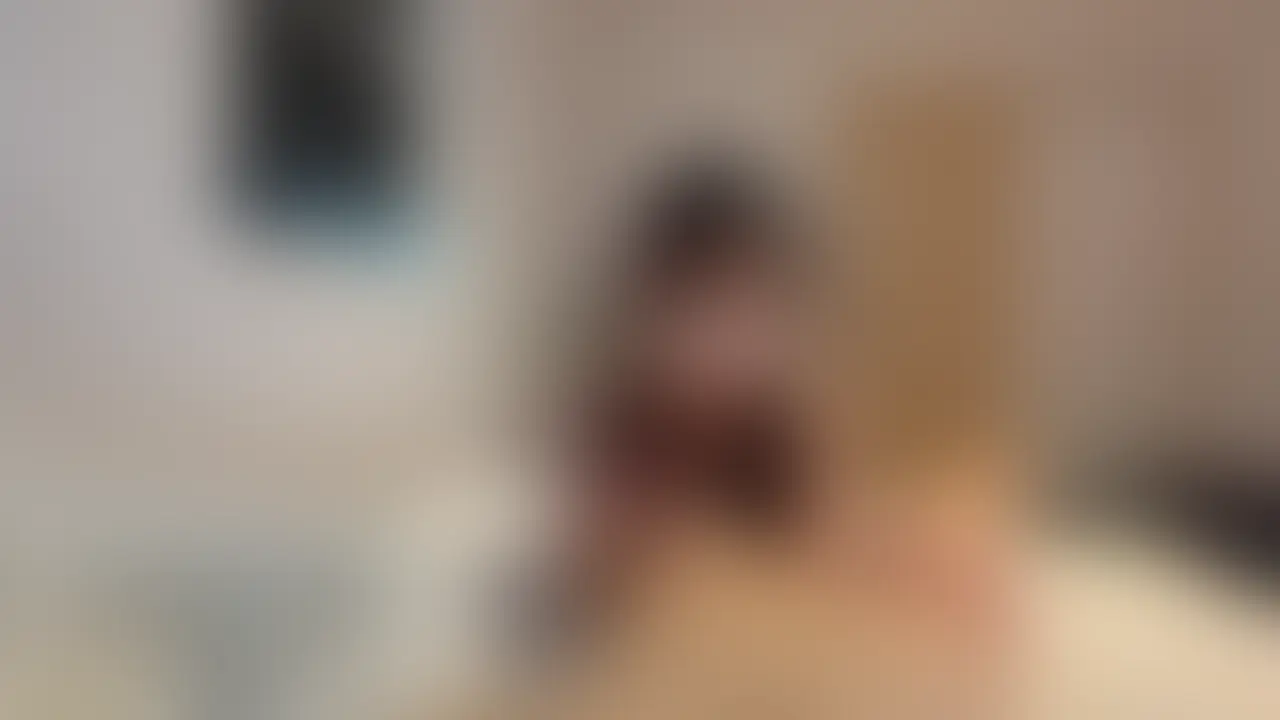 【巨乳美人な人妻さんにエロメイドコスさせて好き放題生で挿入して中出ししました。】Part2
前回投稿のエロメイドコスの続編となります。
前回はバックで突いてからの中出しとなりました。その後イチャイチャしてたら人妻さんからもう一回したい。とお誘いが。
したくてたまらなかったのか積極的に乳首舐めをしてちんこを勃たせてくれました。
今回は正常位で突いていきます。
既にバックでまんこはほぐしてあるのですごく気持ちよさそうに反応してくれてなかなかにエロいかったです。
中出しした後のまんこに挿入してさらに中出しするのが気持ちよすぎました。 (2/2)