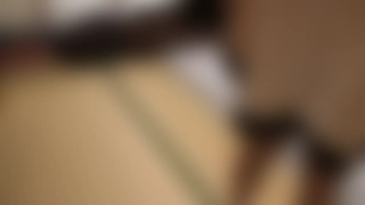 出会いアプリで知り合った女子大生2人組にクリスマスコスでフェラしてもらった。
友達や彼女と過ごした思い出など…
昔は何かと心をおどらせていたクリスマス。

しかし、齢40で独身の私にはもはや楽しみなどありません。
むしろ年末年始のこの時期は帰る家のない私にとって1年の中で特に孤独を感じる時期なんです。

そこで、そんな気持ちを少しでも軽減しようと思って、マッチングアプリで知り合った女の子にサンタとトナカイの服を来てもらってエッチな撮影をしてみました。
少しお金がかかりましたが、それで少しでも気が晴れるなら安いものです。

2人ともクリスマスの服がよく似合っていました。
ネットで服を買っておいて正解でした。
それよりなにより、初対面のオジサンが相手でも終始明るく接してくれた彼女たちに感謝です。

撮影の途中、パンティに手を突っ込んで濡れ具合いを確認したらグチョ濡れでした。
特にサンタ姿のレイちゃんのほうが（笑）。
「オジサン変態だね？」なんて言って、私をからかいながら股間を濡らしちゃう可愛い子たちです。 (2/2)