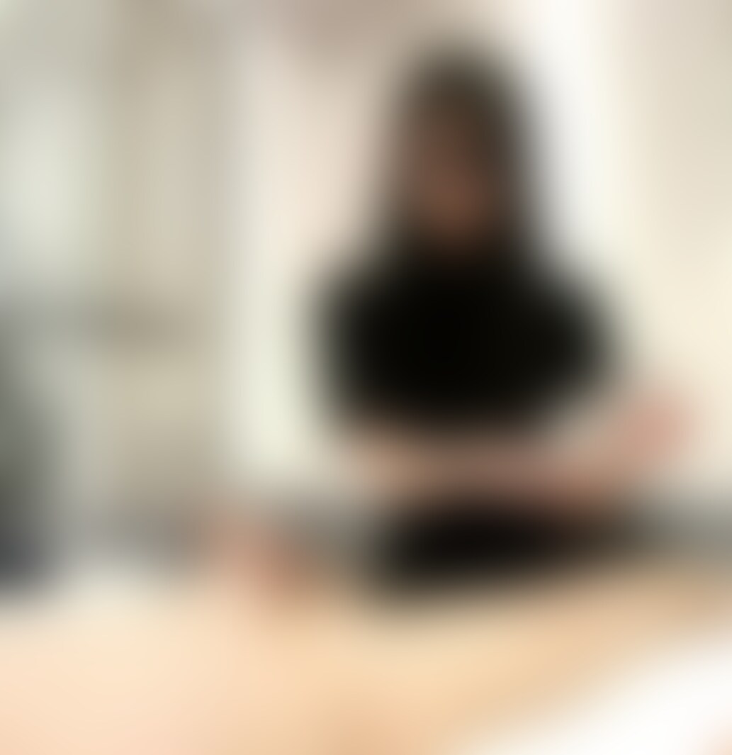 手コキ講習【新人女子大生】大人雰囲気漂う色気MAX美女が面接に来ました!ぎこちない手つきかと思いきや、ローション使ったら最高すぎて即暴発しちゃいました。手コキ射精×1発
~~~~~~~紹介~~~~~~~
職業:大学生(お嬢様校)
年齢:20才
今回はまた、かなりの美女が来てくれましたよ。
良いとこの女子大に通う、学生さんです。
こういった子は、周りの友達にマウントを取るためにかなり大変なようです。
うちのお店としては大変ありがたい限りですが(笑)
うちみたいなお店で働くのは初めてなようで、
かなり緊張してました。
ただ、しっかり覚悟は決めてきていたようなので、
その場で早速実技演習へ。
一通り流れを説明し、いざスタート!
まず手始めに、パンツの上から軽くサワサワさせます。
ぎこちなさが、逆に興奮させますね(笑)
いざパンツを下しておちんを触りだすと、
丁寧にしっかり愛撫してきます。
柔らかい手がめちゃくちゃ気持ちいぃ。
ローションを使ったあとも、しっとりねっとり
丁寧にゆっくりしごいてくるので、
あまりの気持ち良さに我慢できず暴発。
美女の手にたっぷり発射しちゃいました。
う~ん、ほんと店長やってて良かった。
もちろん、即日で合格を告げて終わりです。
この子もすぐに人気になるでしょう!
では! (2/2)