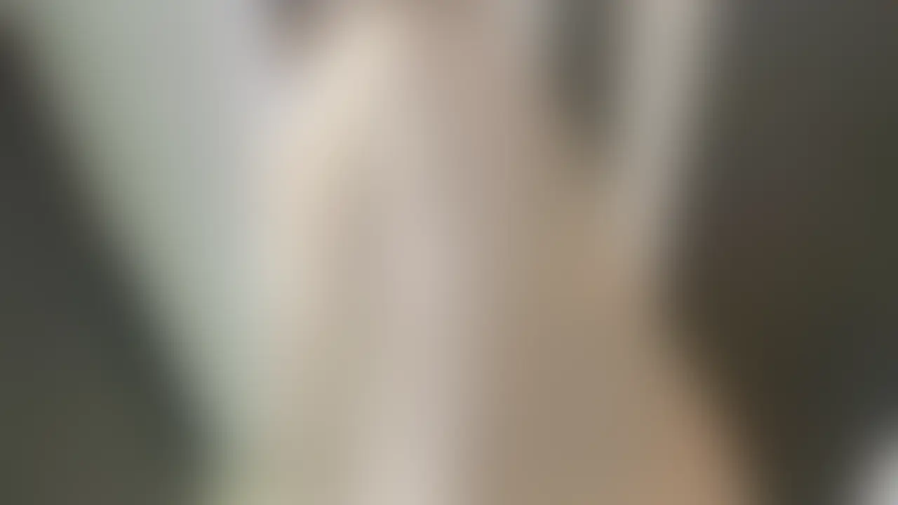 大学入学して最初に仲良くなったオタク女子。
大学生活を経てどんどん綺麗になっていって、
久しぶりに飲みに誘ってみたら、まさかのOK。
そのままお泊まりになっちゃいました👑
昼過ぎの3時くらいに、二人してのそのそ起きて、
「これ昼ごはん?晩ごはん?」みたいな話しながらダラダラ過ごす感じ、なんかすごく良かった。
ご飯食べに行く前にまたムラムラしちゃって、
そのまま自然にえっち始まっちゃう感じもリアルでたまらなかった…。
昨日の夜もかなり長いことえっちしてたのに、
こういう空気感ってなんで何回でもしたくなるんだろうね、、、
明るいキッチンでするシラフのえっちって、
夜とはまた違うエロさがあってほんと好き。 (2/2)