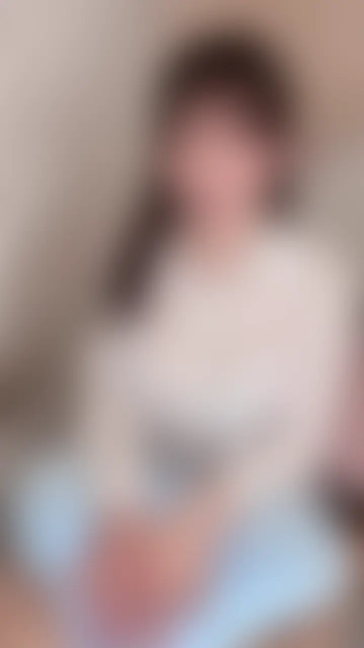 【完全顔出し版✨特別回】パンスト直ばきビリビリ
はじめての…濃厚潮吹きえっち🐳💗
口元・雰囲気版はこちら⤵︎
https://myfans.jp/posts/048d4256-53b7-438d-ad98-0738b6c6532a
ーーーーーーーーーーーーーーーーーー
今日は前回予告した
パンスト直ばき、
えち動画の本編だよ🙈💗
実はパンスト直ばき自体は以前、
一度動画で撮ったことがあるのですが
ビリビリ破いたり、ディルドを使って
らぶらぶ疑似えっちみたいに
撮るのは初めての試みだったので今回は
本当にドキドキ、初体験の連続でした///
ノーパンのストッキングって、下着がなくて
直接お股に密着しているからスゥスゥ、
なんだかずっと落ち着かない感じ💦
うっすらあそこが透けて見えたり
お汁もダイレクトに染みちゃうので
すごく恥ずかしくて…でもそれに
興奮してしまっている自分もいました///
長編フル30分
◾︎だいすきプラン→口元・雰囲気まで
◾︎らぶプラン→完全顔出し✨特別回です✨
後半はストッキングをビリビリ破いて…
ずっと中にも欲しくて仕方なかったので
おちんちんが入った瞬間、
イキそうになっちゃったのは
ここだけの秘密でお願いします🙈💗
*見どころ*
▪ノーパンパンスト(直穿き)
▪ローションまんズリ
▪完全顔出しご奉仕フェラ
▪らぶらぶ疑似えっち潮吹き
▪接写丸見えドアップ挿入
▪破れたパンストだけ残して全裸
▪事後ひくひくおまんとアナル…etc…
いっぱいイキすぎててごめんなさい💦
騎乗位や正常位、色んな体位で
たくさん一緒に気持ちよくなろうね
今日は中に出してもいいよ…♡ (2/2)