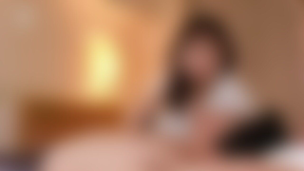 がっつり舐めドS痴女・渚ひかる乳首いびり猛烈寸止め連発の唾手コキ
がっつり舐めドS痴女の渚ひかるちゃんの、
乳首舐め噛みいびり&猛烈寸止め連発の
唾クチュクチュ手コキです。
唾吐き回数は23発です。
まずは鼻フェラ顔舐め接吻からスタートし、
乳首舐め、乳首噛み、乳首いびりへと移行します。
そんな唾液いびり乳首いびりですっかり勃起してしまったちんこを
揉み次第でさらにガッチガチにし、唾液を亀頭に垂らしての
猛烈寸止め唾クチュクチュ手コキのスタートです。
亀頭を唾液でぬるぬるにしての亀頭シゴキからの
スローがっつり手コキ、亀頭ローリング唾手コキなど、
あらゆる手コキテクニックを使ってM男を射精へと導きま……せんでした。
射精に到達しようとしたらふっと手コキをヤメてしまうのです。
しかもかなりギリギリなタイミングでした。
M男がガチで発狂しているのが伝わると思います。
あまりにガチ寸止めが続くので、M男から
「本当に射精しちゃいます!」とむしろ手コキを
ストップさせようとする謎の時間がございます。
あまりにギリギリな寸止めを繰り返されて
M男の頭が真っ白になってしまったのでしょうか。
もしくは、あまりに気持ち良過ぎる手コキを
もっと長時間楽しみたかったのか……。
渚ひかるちゃんの
「なに勝手にイこうとしてんだよ」
「使えねぇチンポ」などの言葉責めも響き渡りましたよ。
あまりに気持ち良すぎ&ギリギリ過ぎる寸止め手コキで
発狂したい、そんな唾液フェチ手コキ好きなM男の貴方だけにオススメです。
1920*1080
14:20
1.11GB
.mp4
●本作品に登場する人物は○○○以上である事を確認しております。
●本作品に登場する人物はモデルであり、同意の上で撮影を行っております。
●二次利用・転売・転載等を固く禁止いたします。 (2/2)