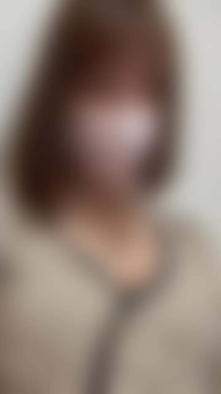 初めての吸引バイブでイキまくり…♡
限界まで感じ続ける、止まらない快感——。
10段階で強さを調整できる吸引バイブを使って、じわじわと高まっていく刺激に身を委ねていく姿を収録。
最初は余裕そうだったのに、徐々に呼吸が乱れ、コントロールできなくなる様子は必見…。
自分でも驚くほどの感覚に飲み込まれていき、最後は理性も飛びかけるほどの状態に——。
リアルな反応と変化をじっくり楽しめる一本です。 (2/2)