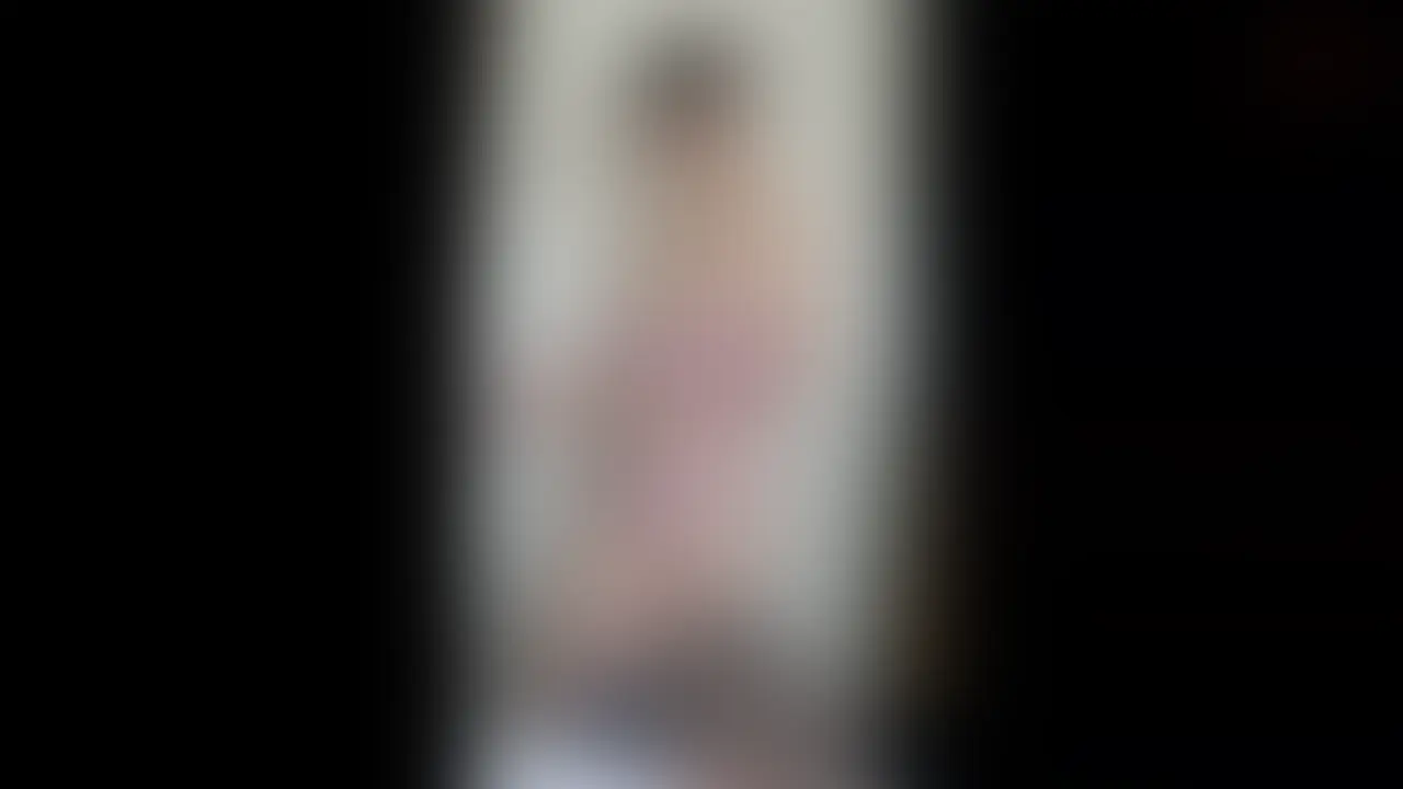 ※本編顔出し※
こまめに風俗サイトを調べていると、こうゆう低価格では味わえない圧倒的なエロボディの持ち主を見つける事ができます。

そして手コキ嬢はレベルが高くだいたいはバイト感覚の大学生か社会人になりたてのOLばかりです。

サイトのプロフィールには
167cmの身長にGカップ、腰はくびれているのにムッチリ桃尻、どんな男性でも見たら即勃起する完璧ボディの黒髪でショートボブ界一番の素人、と絶賛のコメント。

なおかつ風俗未経験、本日体験入店一日目と書いてあったので昼にすぐに指名の電話ん店に入れました。

出会ったら、まー普通、色白でショートボブが似合う少し地味めの女性でした、話してみるとほんわかしていて、今から彼女が手コキしてくれるのかな？と不安になるぐらい普通の女性でした。
この店は下着タッチOKなので服を脱いでもらうことに
上着を脱いだ瞬間に、一気に下半身がむずむずしてエロい気分になりました。

-----------------------------------------------------------------------
この作品は私個人のオリジナル動画です。
出演者は２０歳以上であることを身分証で確認しております。
法律や条例に違反することは一切行っておりません。
二次使用及び、第三者に提供、譲渡、転売等を行う事、無断で動画・画像に加工を施す行為は固くお断りいたします。
予告なく作品を削除、価格の変更を行う場合がございます。
身バレ・店バレ即削除いたしますのでお早目のDLをオススメ致します。 (2/2)