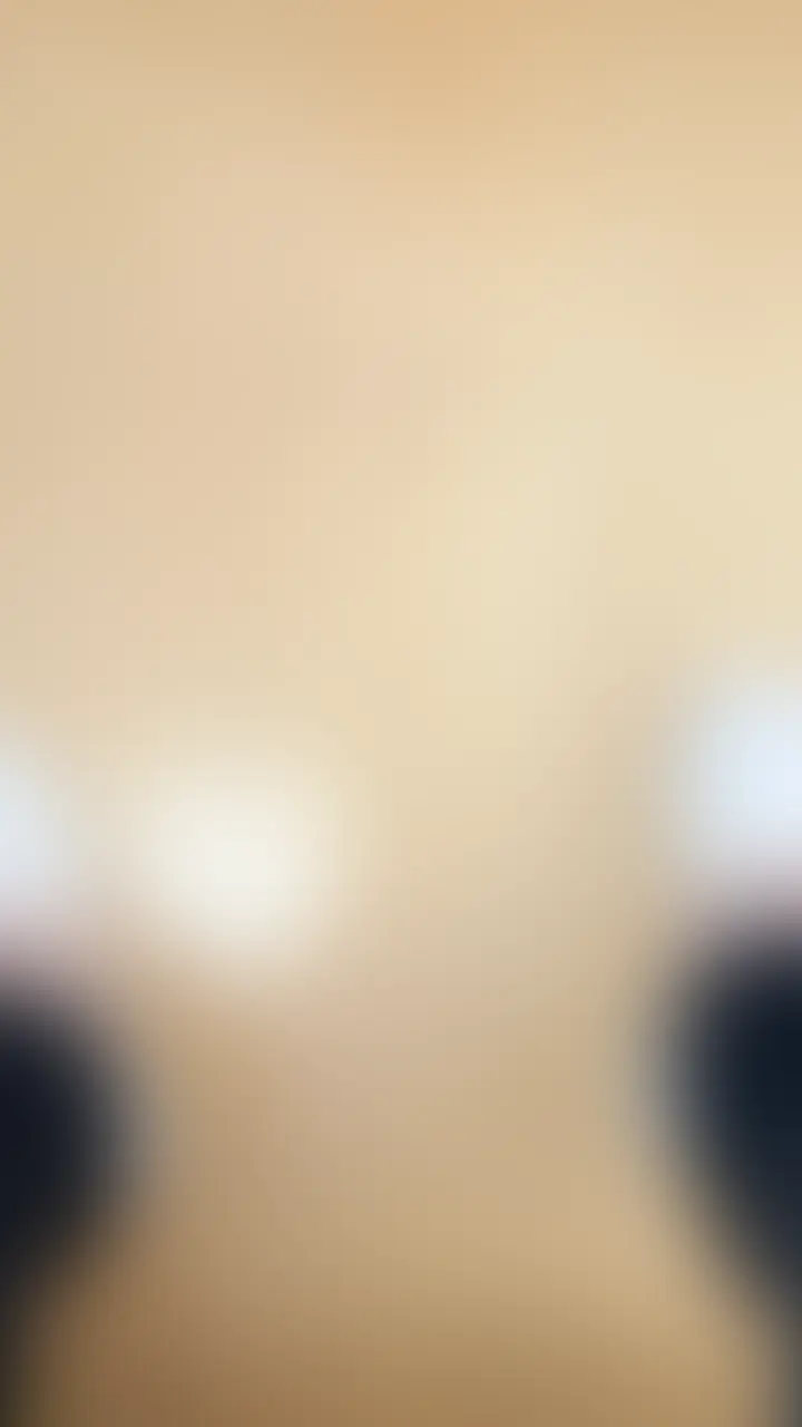 【100部限定公開】下校中の高●生を窓から眺めながら女子高の一軍パイパンま◯こに生中出ししちゃった放課後。
※身バレ対策のため、本編のみ一部顔出し
--詳細--
金髪に派手めのネイル。学校でも一際目立つ、明るくてノリの良いギャル系の彼女。
しかしその派手な見た目とは裏腹に、根はものすごく真面目な努力家で。周りの友達が次々と就職を決めて遊び歩く中、彼女は自分の夢のために「専門学校への進学」を決意し、毎日遅くまで猛勉強を続けているそう。
「わからないとこあるから遊ぶがてら教えてよ」と息抜きのために訪れた、見晴らしの良い大きな窓がある部屋。最初は他愛もない会話で笑い合っていた彼女。暑いからと上着を脱いだ事がきっかけでえっちな雰囲気に。
「下歩いてる人から見えちゃうかも…っ」明るくていつも強気な彼女が、楽しそうに歩く学生たちを眺めながらどこか羨ましい気持ちを持ちつつもスリルに興奮して少しずつ顔が赤くなっていくリアル。
外の人には絶対にバレてはいけないという極限の緊張感の中、見た目は派手だが中身は真面目の彼女だったはずの彼女が完全に崩れた放課後。 (2/2)